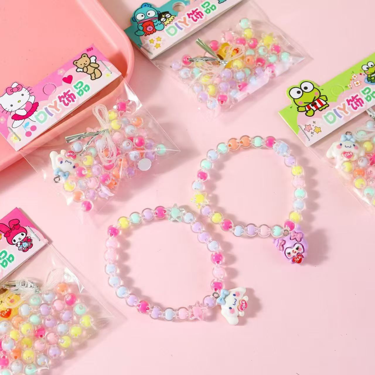 DIY串珠饰品套装
这是一款面向儿童的手工串珠DIY饰品套装白底实物图