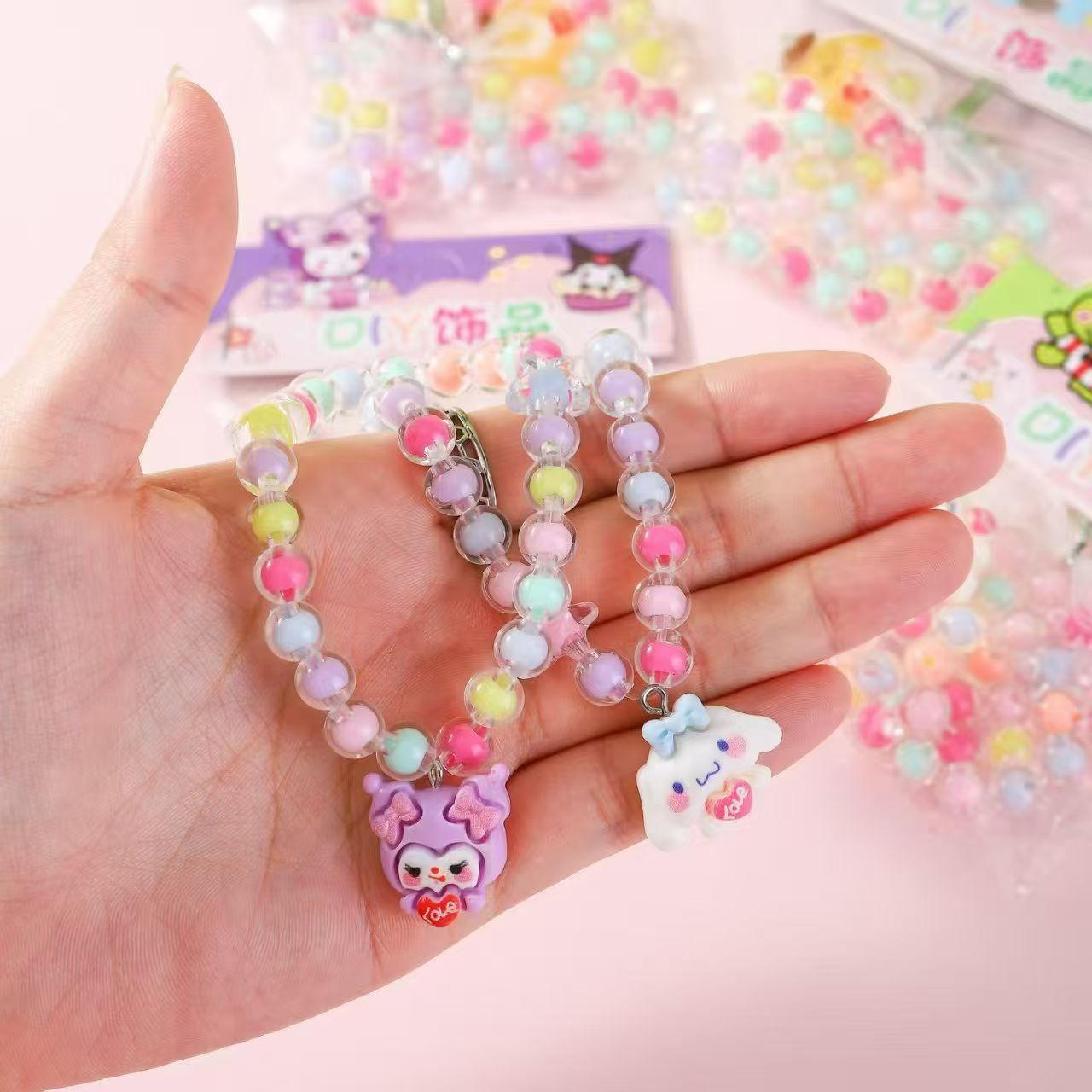 DIY串珠饰品套装
这是一款面向儿童的手工串珠DIY饰品套装产品图