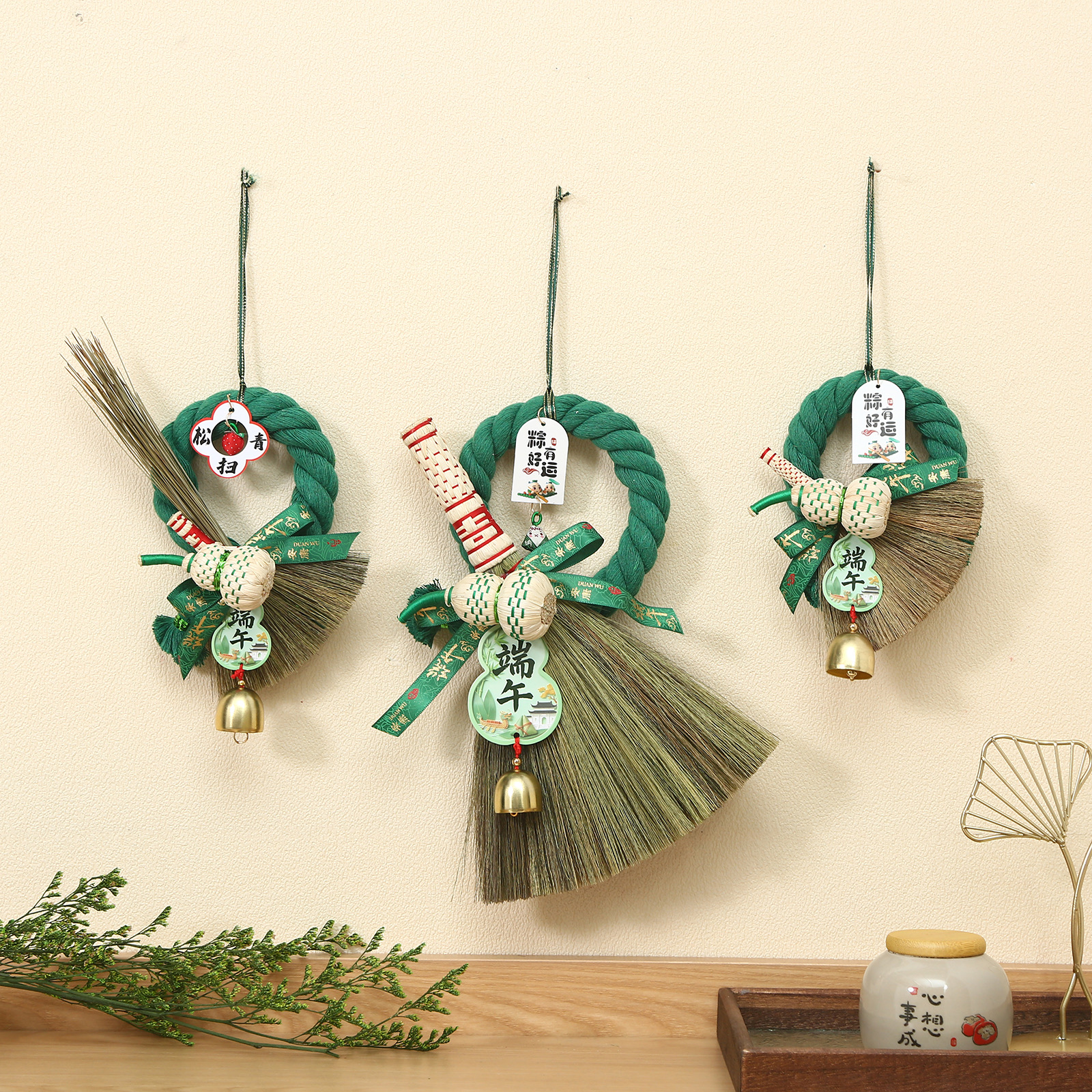 The fabric products venue is decorated with props such as round cards, graduation happiness fluorescent knots, medieval wind lanterns, balloon rolls with wax dots, Chinese-style round sequins, graduation happiness bows, balloon rolls with glue dots, and the Middle Ages Application Scenario