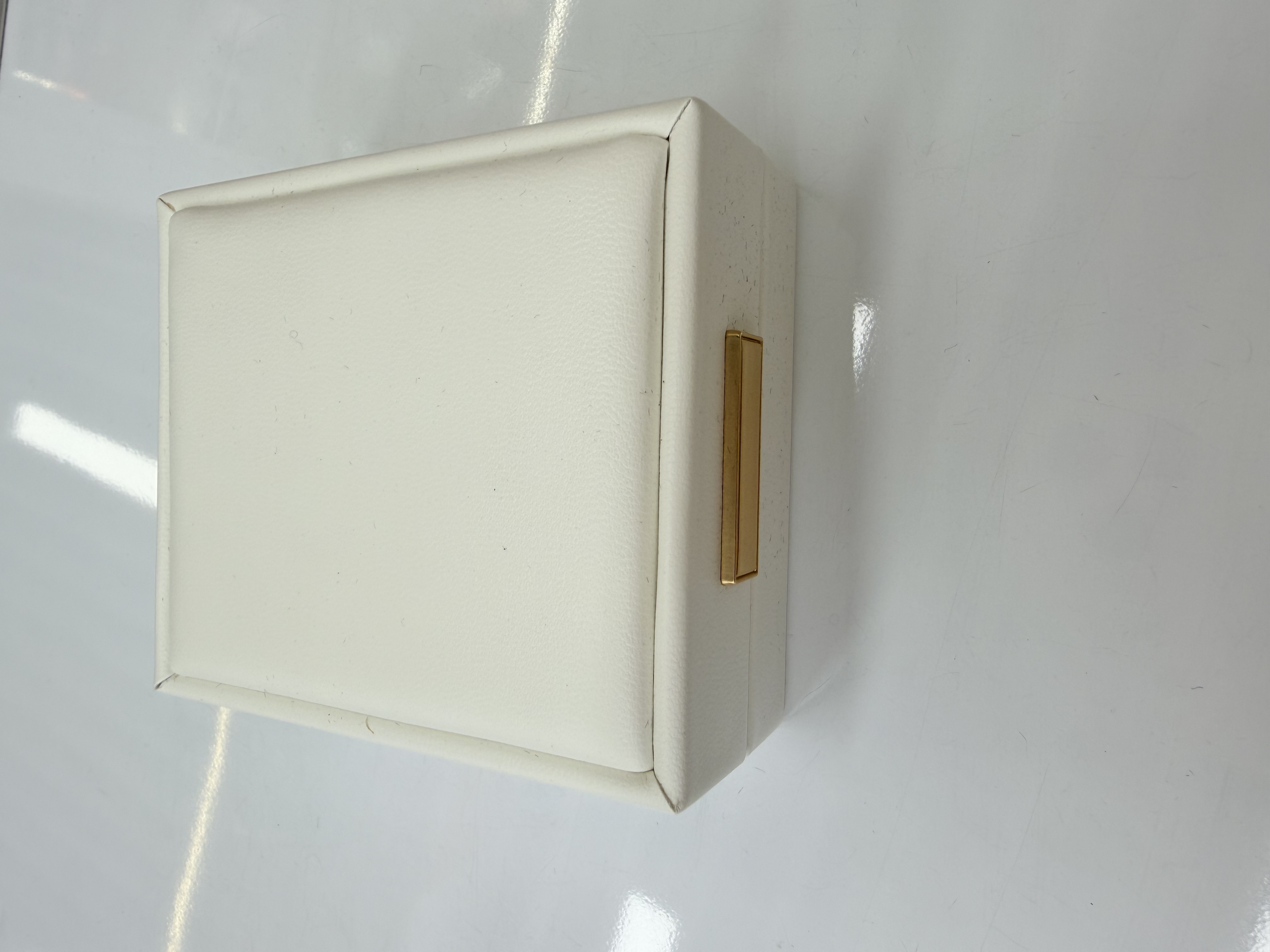 White leather box with chain, necklace and bracelet, fashionable storage box, simple design, multi-functional storage box Application Scenario