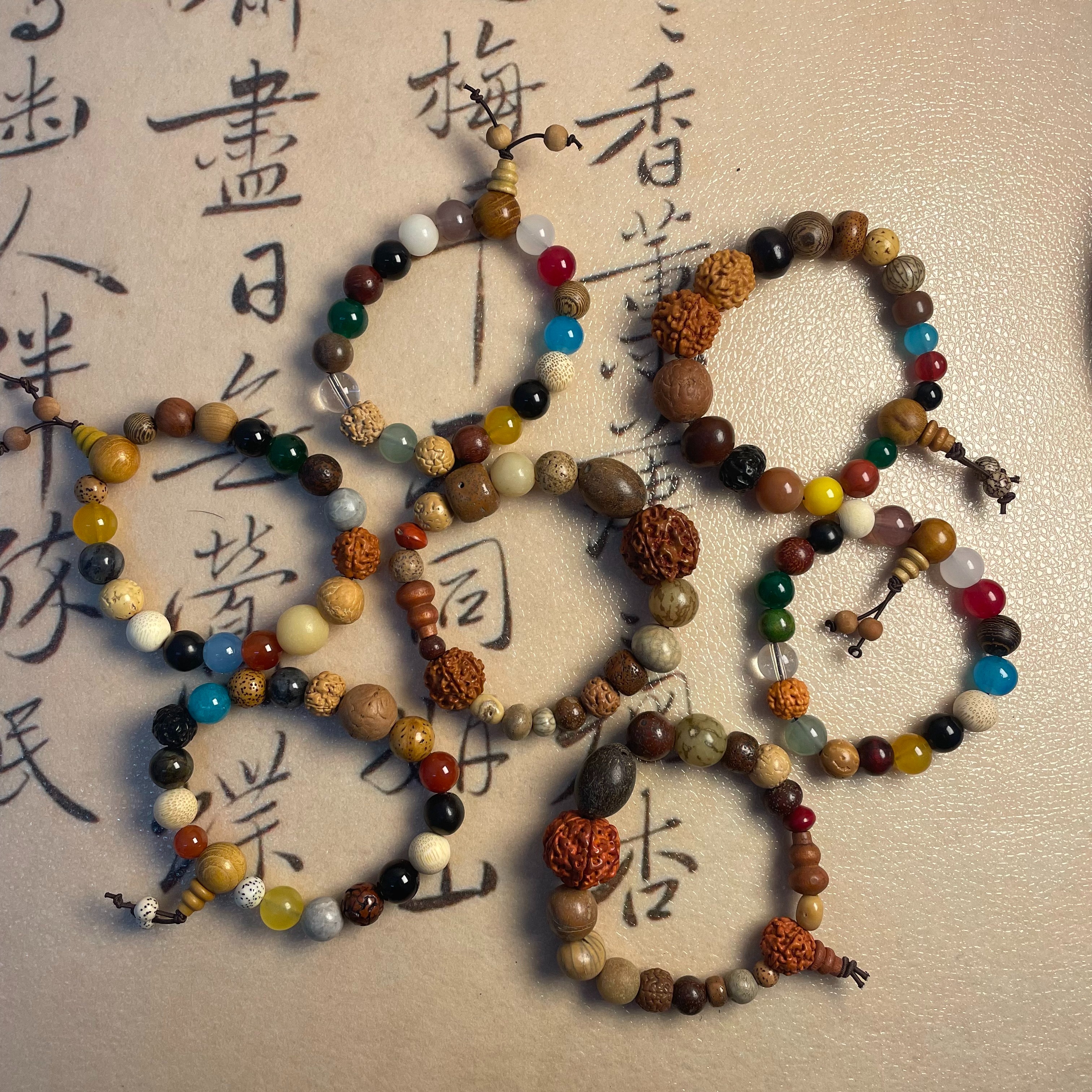 18-seed bracelet, holding an 18-seed bracelet, Bodhi bracelet for girls, 18-seed multi-treasure Buddhist prayer beads bracelet for girls and boys Application Scenario