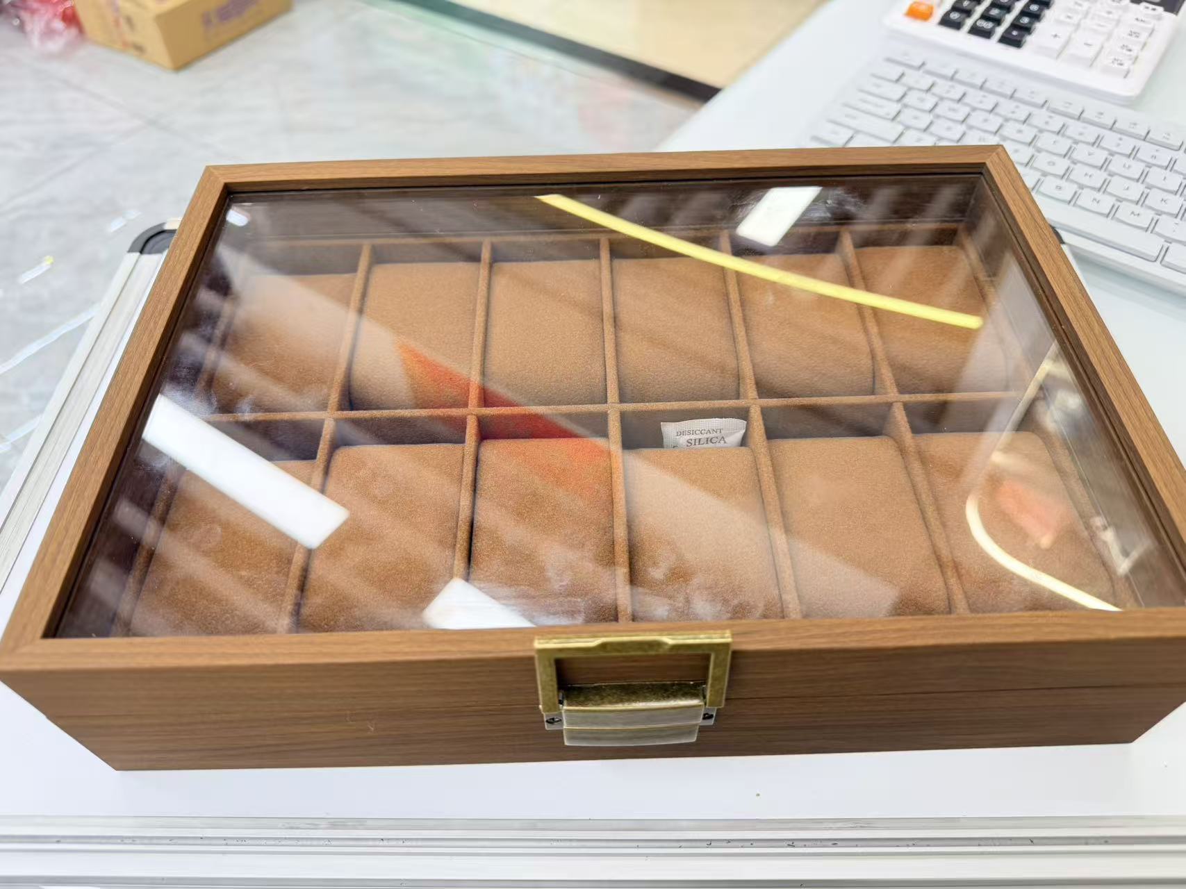 Wooden watch storage box, men's gift box, high-end business gift, dust-proof protective box Specification image
