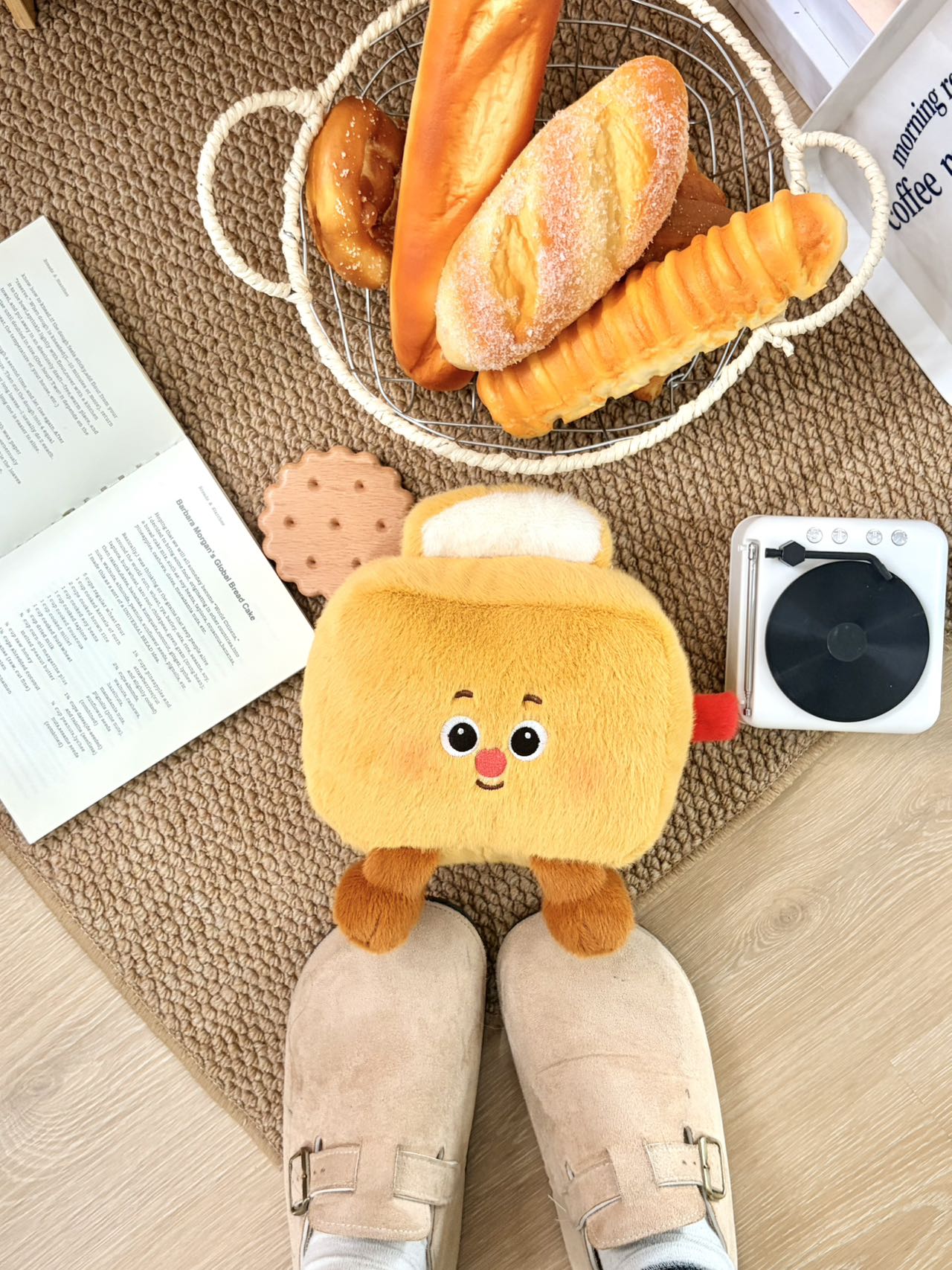 The energetic toast is so cute! Its round and chubby face feels soft and fufu when pinched, which is super stress-relieving. It's a plush toy for educational development details Picture