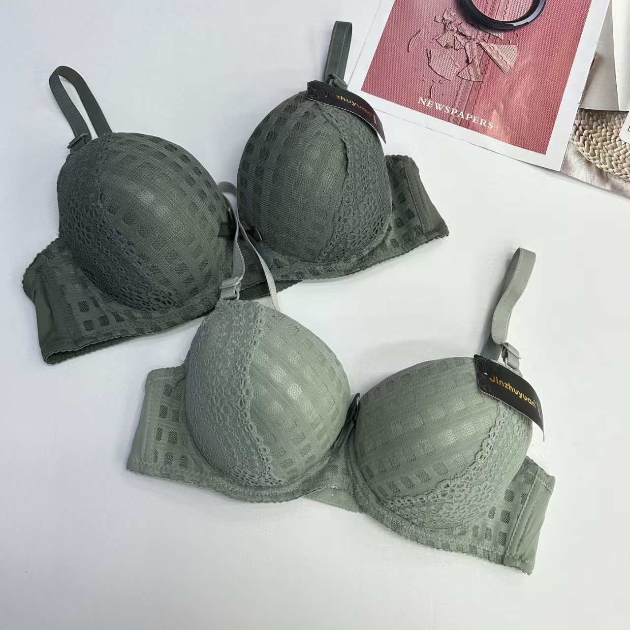 JZY-1917# Women's lingerie bras are exported to the Middle East and Africa. They are large-sized, thickened, striped and ribbed sex bras, QNI Item Picture