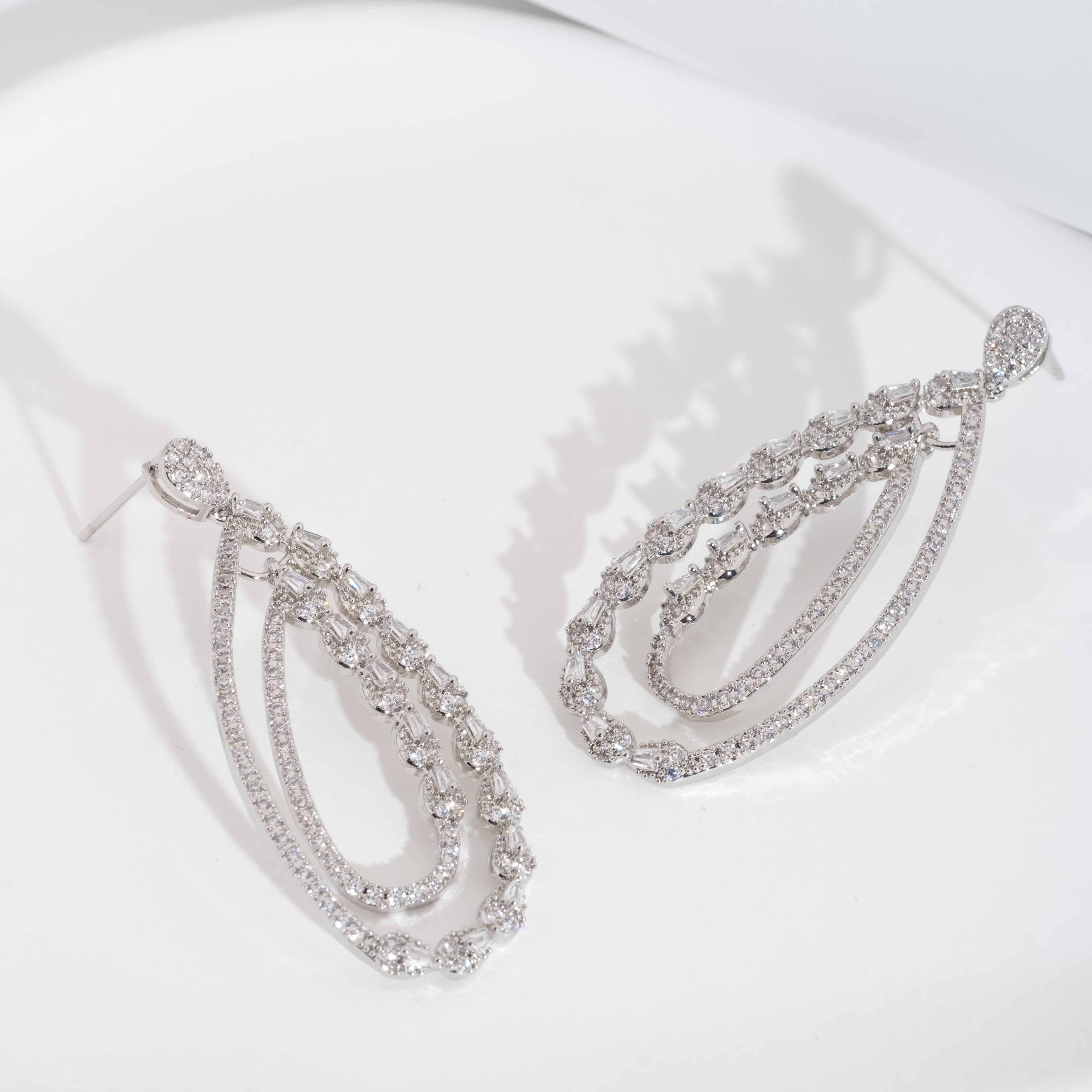 A set of luxurious earrings with a sparkling cubic zirconia hollowed-out teardrop design is suitable for ladies to wear at their weddings Application Scenario