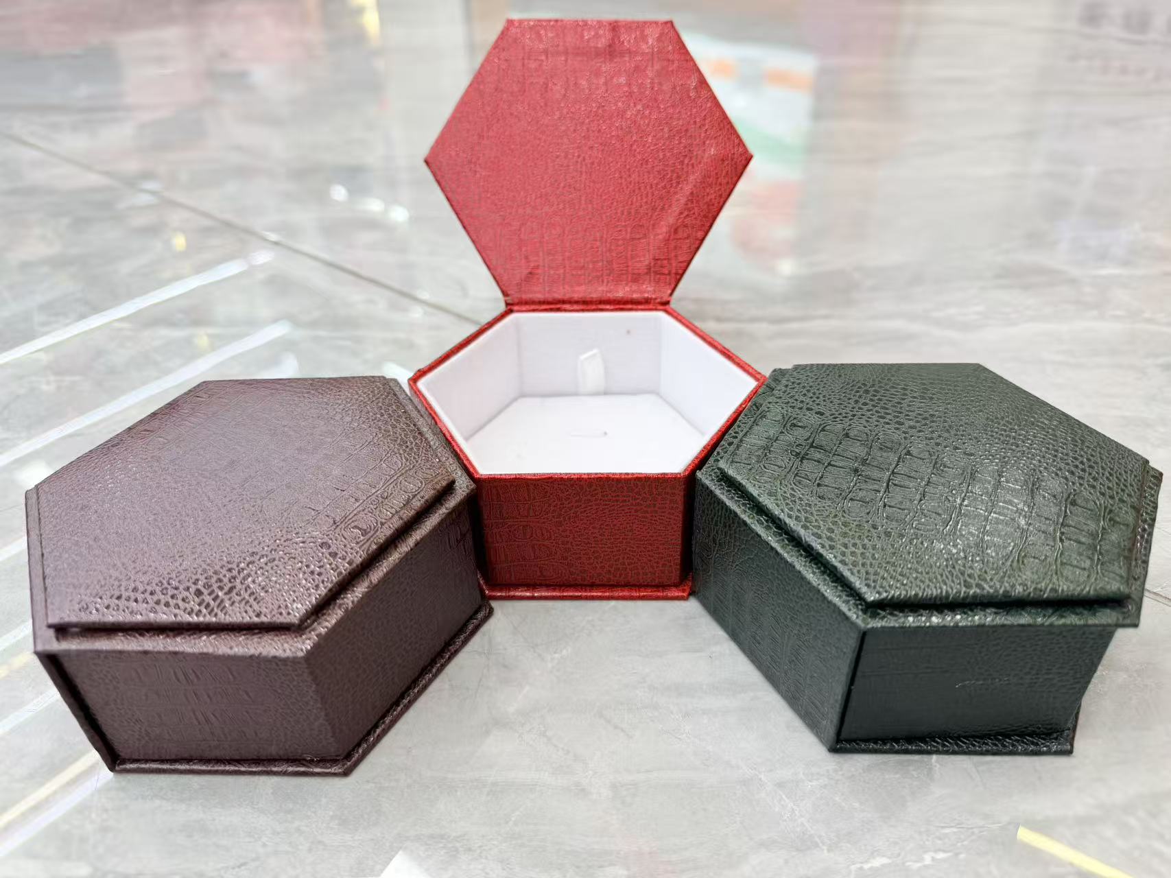 六边形皮革收纳盒首饰盒项链盒便携式办公文具盒简约设计感珠宝收纳首饰盒内衬