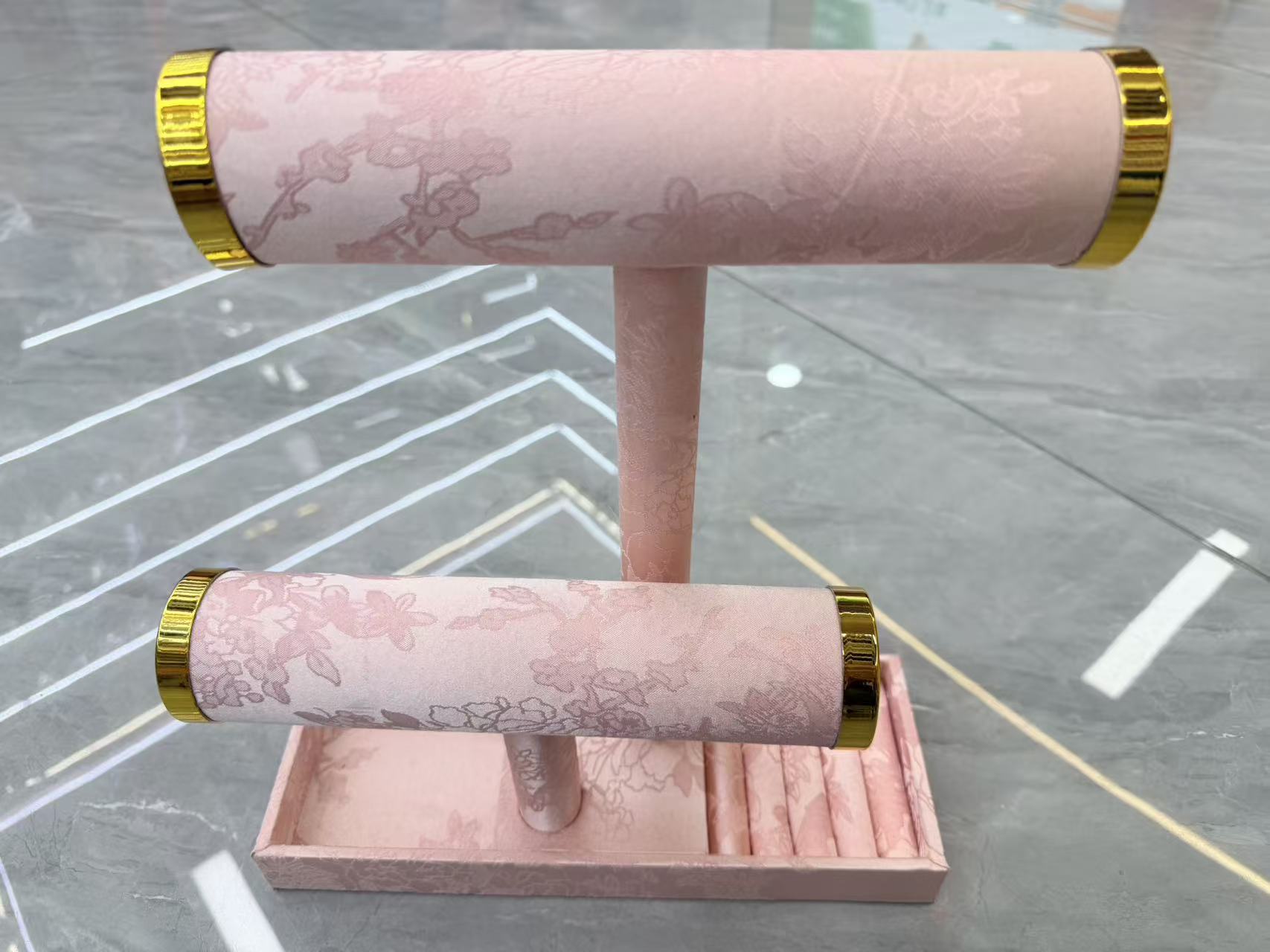 Pink patterned jewelry display stand, main storage display stand, shelf, model display stand, Dapeng display stand Application Scenario