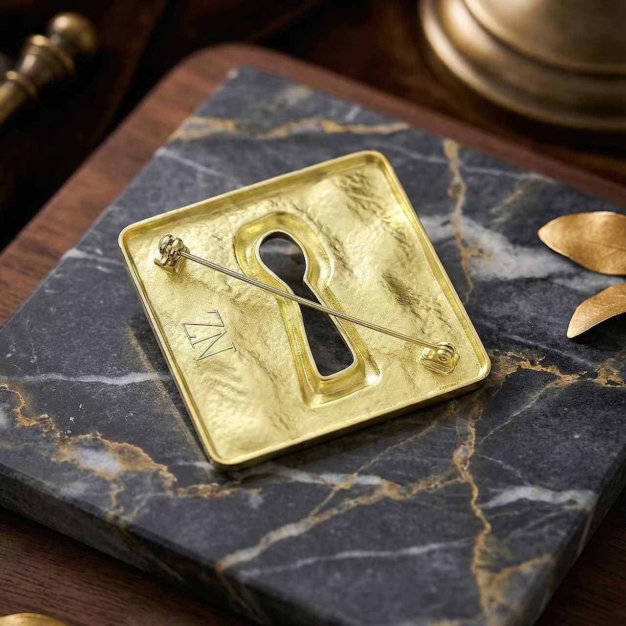 European and American exaggerated and niche design sense, gold lock-hole brooch, fashionable suit coat factory direct sales and wholesale, versatile details Picture