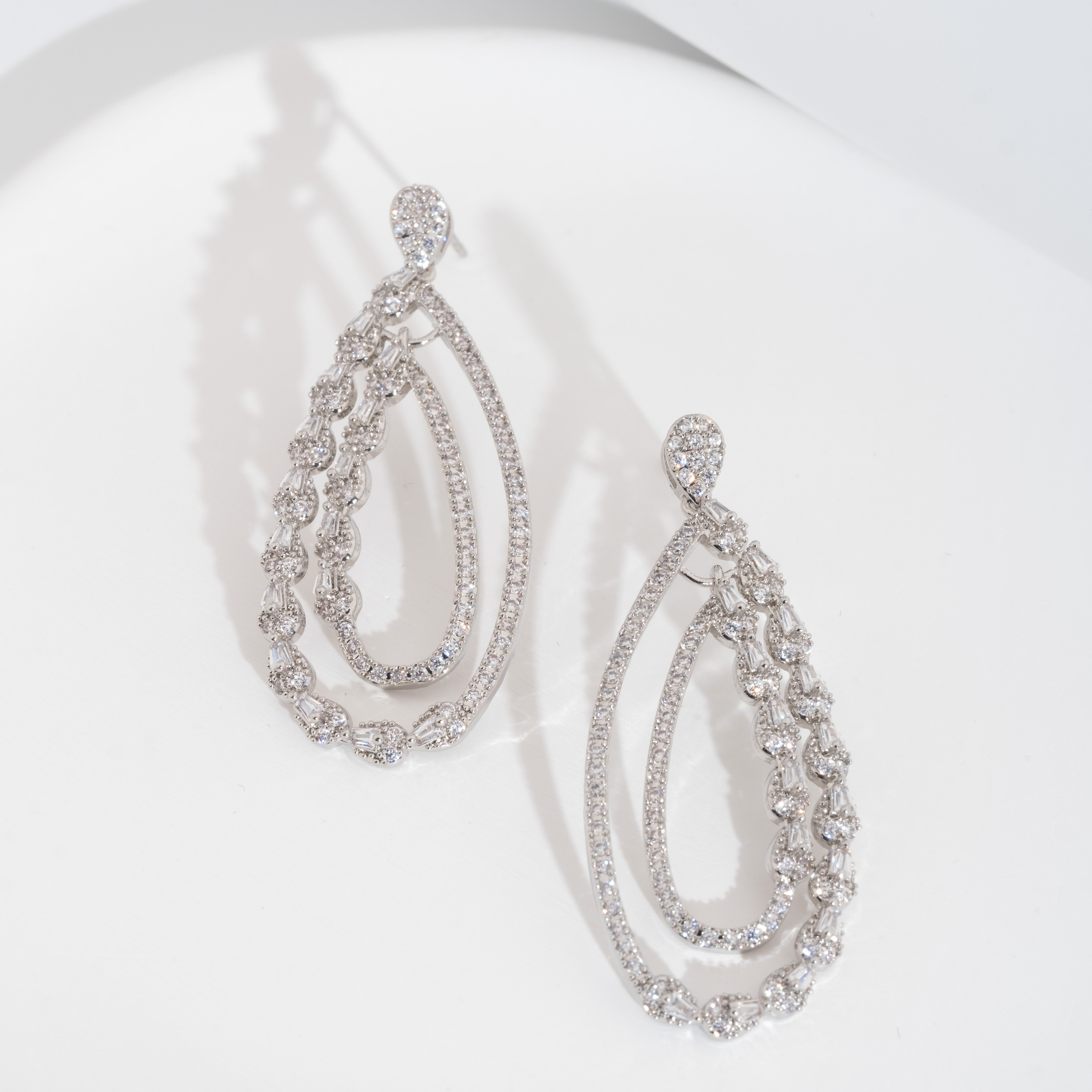 A set of luxurious earrings with a sparkling cubic zirconia hollowed-out teardrop design is suitable for ladies to wear at their weddings details Picture