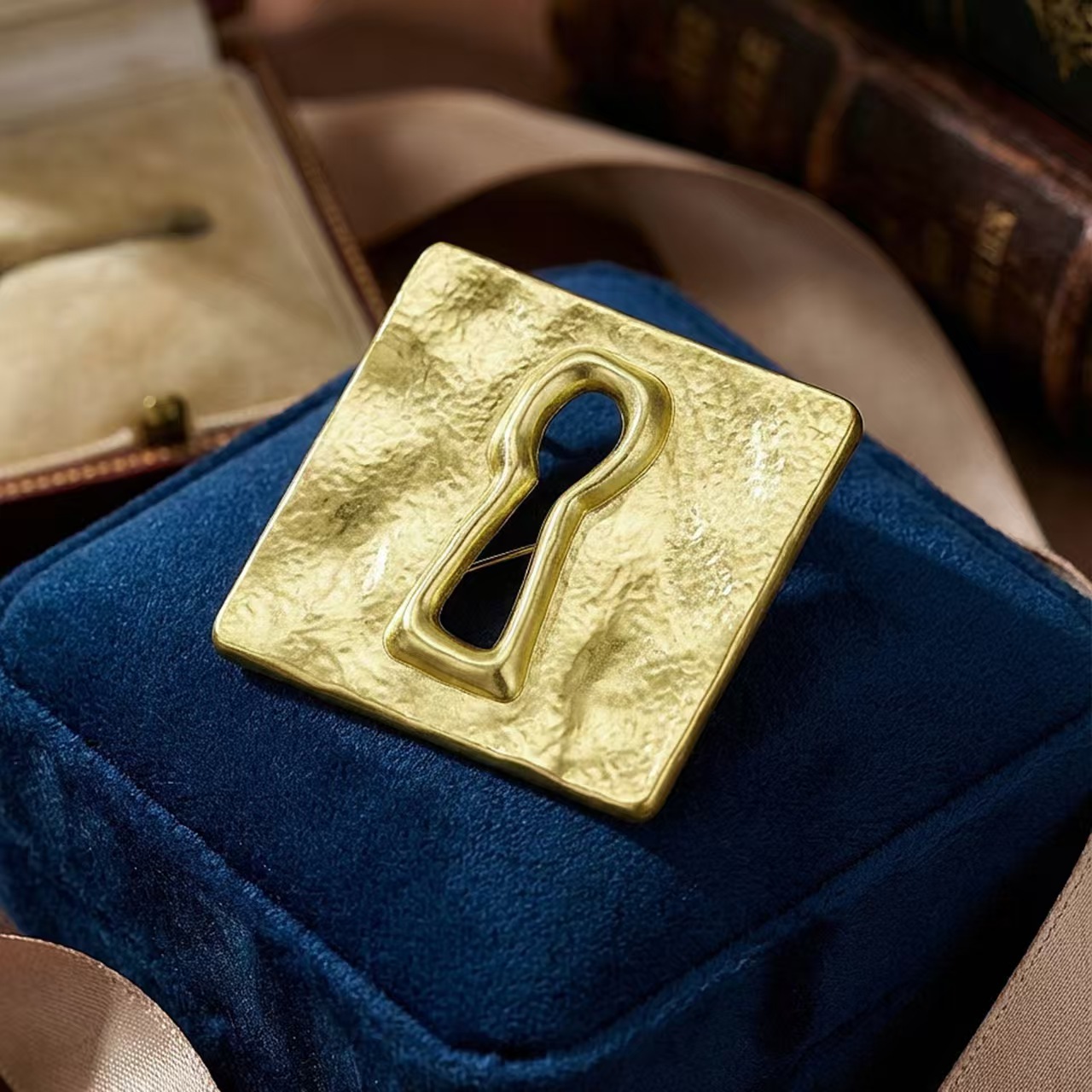 European and American exaggerated and niche design sense, gold lock-hole brooch, fashionable suit coat factory direct sales and wholesale, versatile Application Scenario