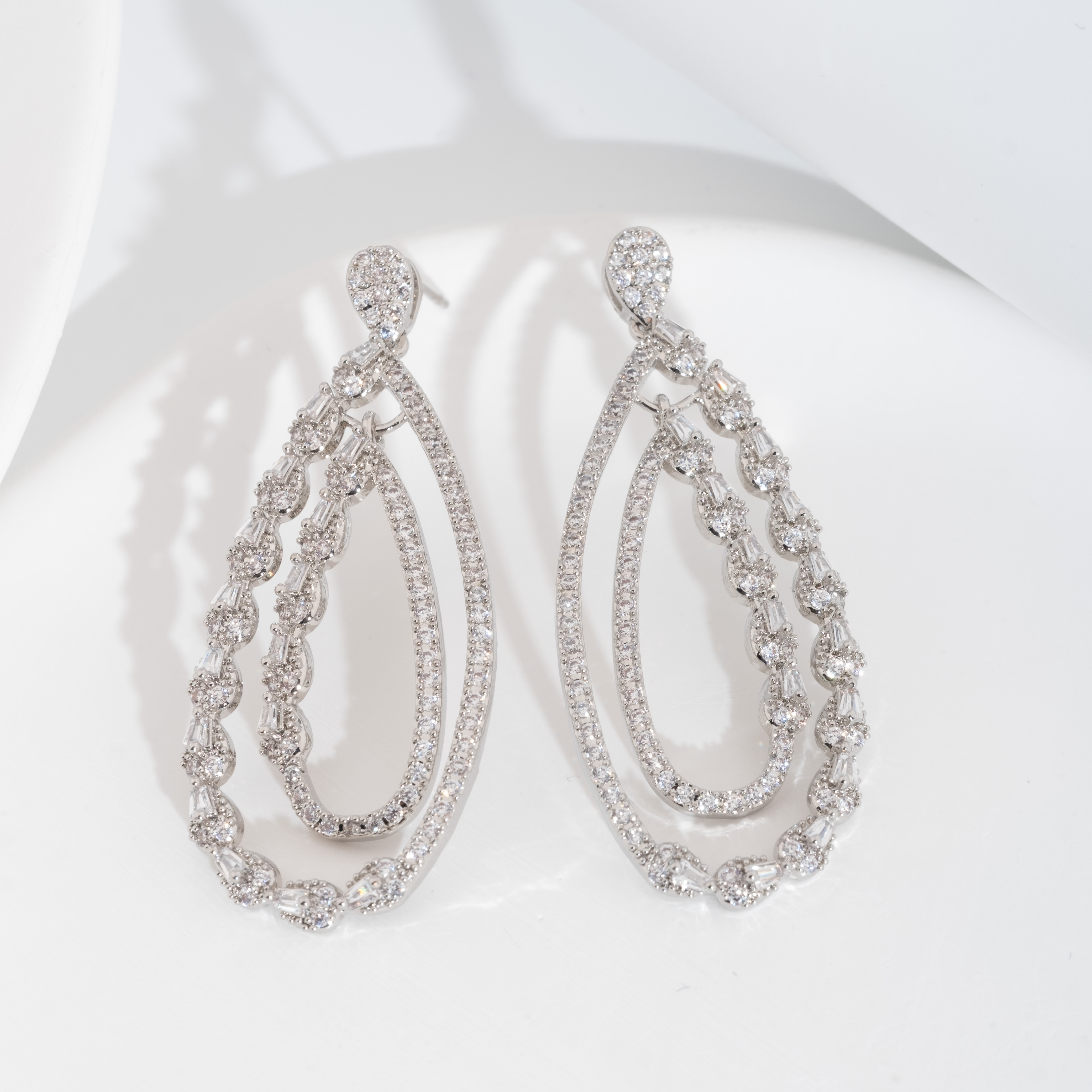 1套奢华镶嵌闪耀立方氧化锆镂空泪滴设计耳环适合女士婚礼佩戴