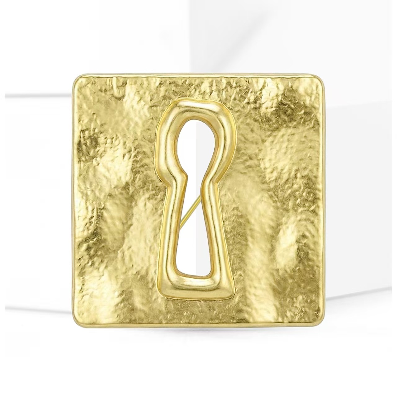 European and American exaggerated and niche design sense, gold lock-hole brooch, fashionable suit coat factory direct sales and wholesale, versatile Specification image