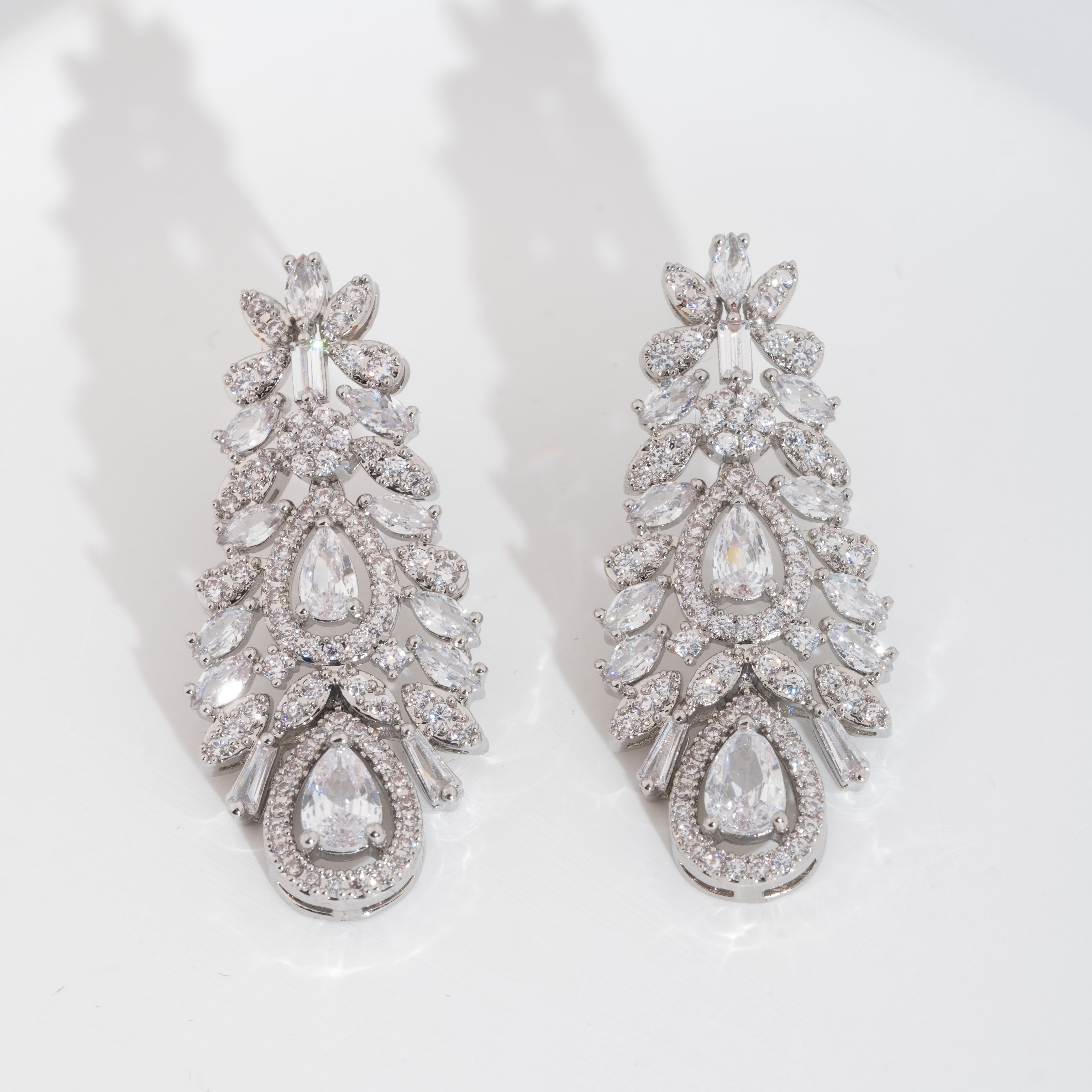 1套奢华优雅镶嵌闪耀立方氧化锆大泪滴设计耳环适合女士婚礼佩戴