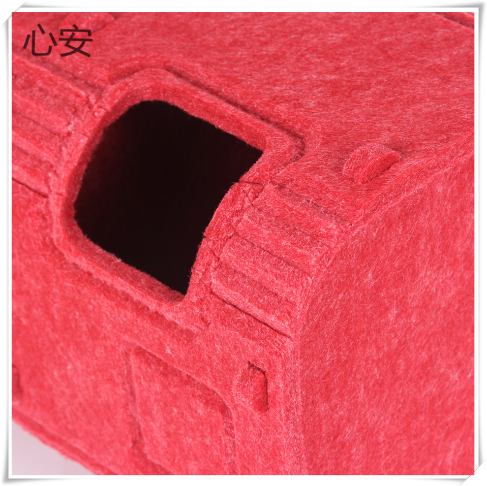 Red felt cat bed integrated tree hole, winter cat warm shelter, multi-cat family cat house Application Scenario