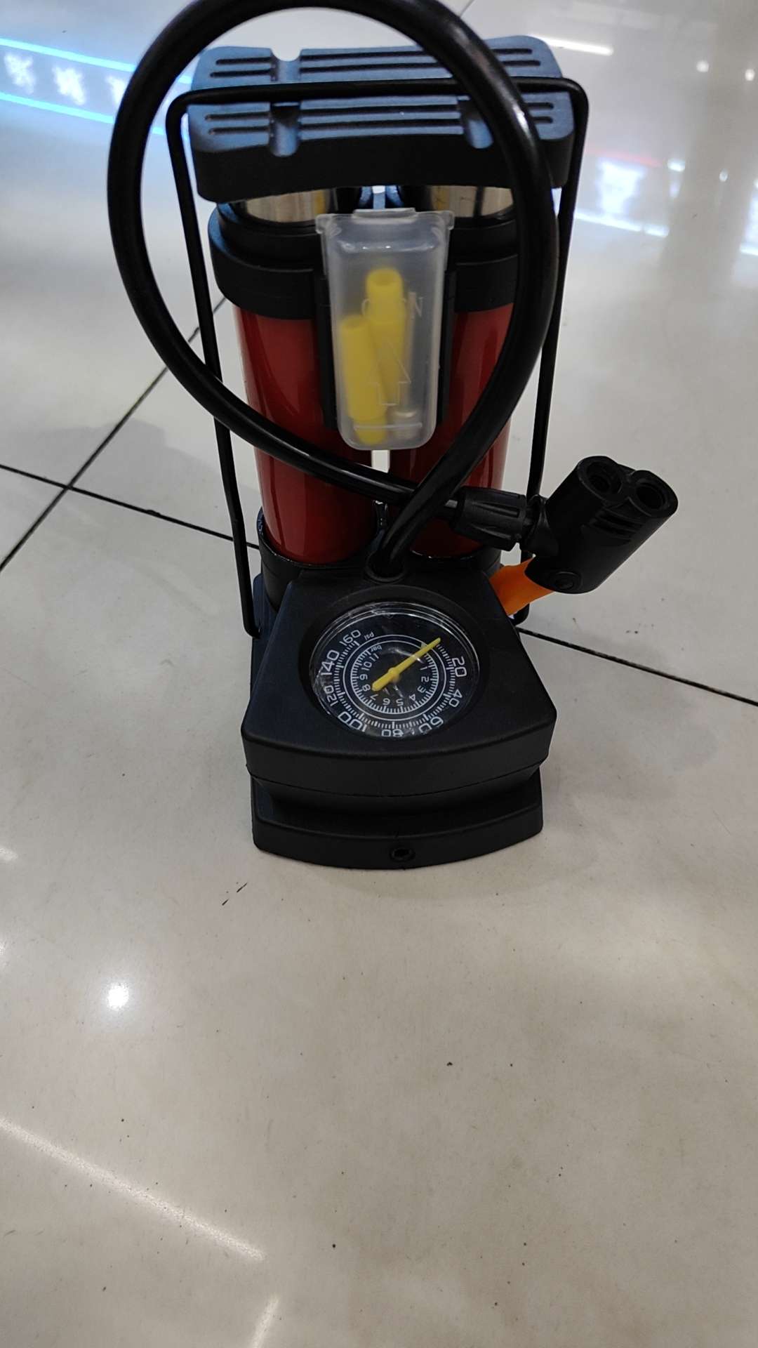 脚踏双筒代表打气筒。产品图