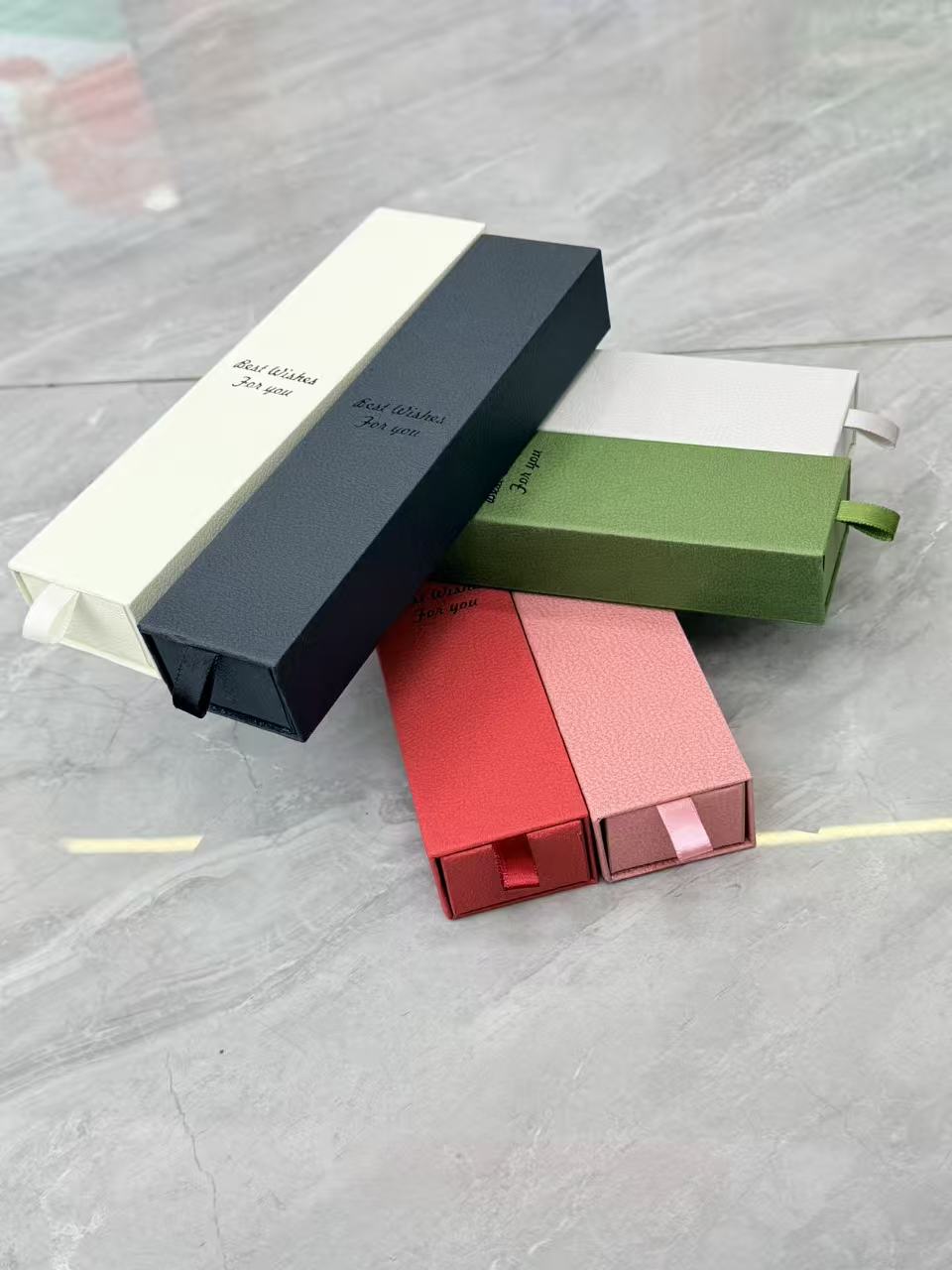 Colorful gift box souvenir packaging, one-piece packaging box, simple gift box, souvenir packaging box packaging Application Scenario