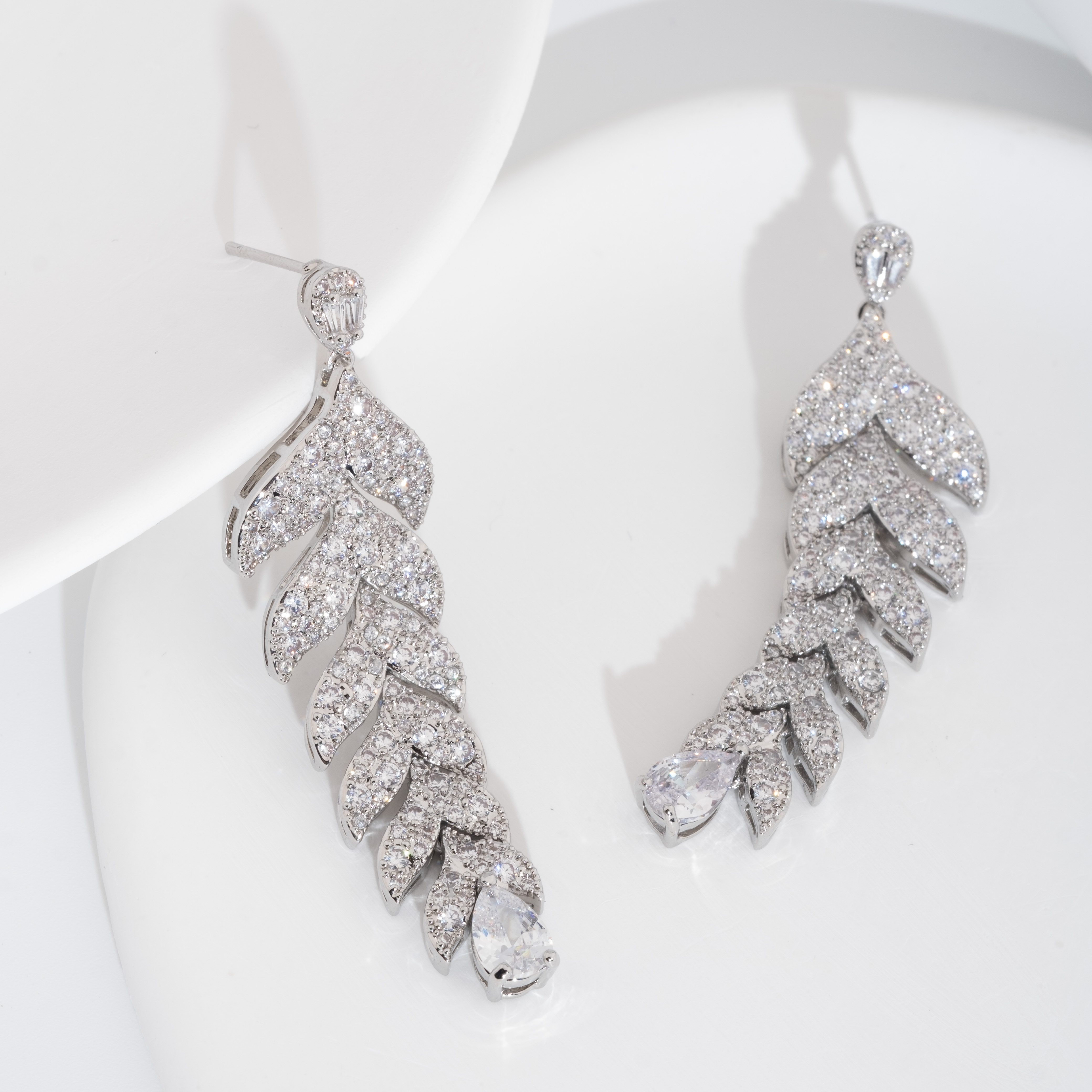 A set of luxurious and elegant earrings with a sparkling cubic zirconia wheat ear design is suitable for ladies to wear at their weddings Application Scenario