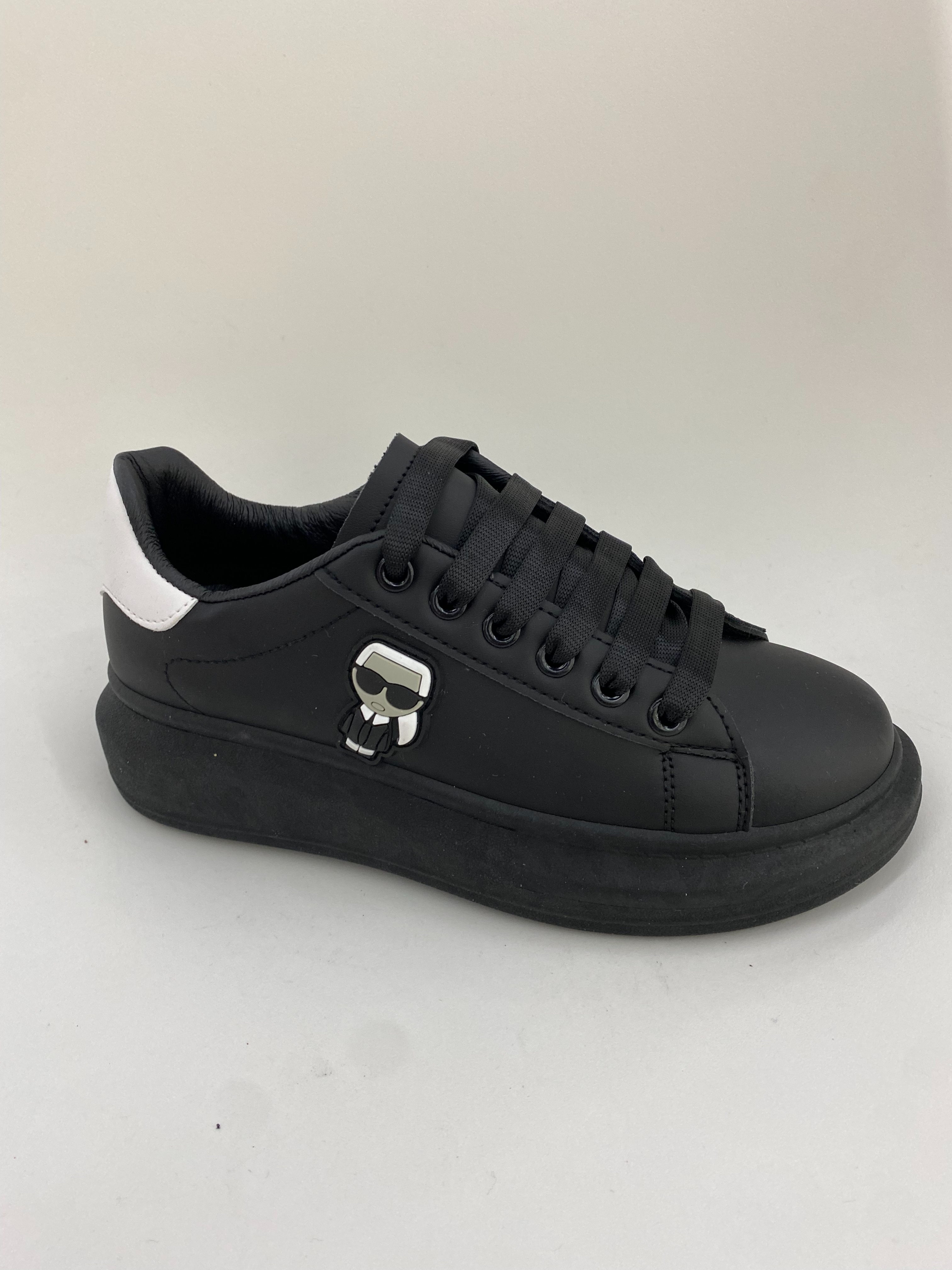 The new black trendy sports shoes are casual, comfortable and anti-slip full figure