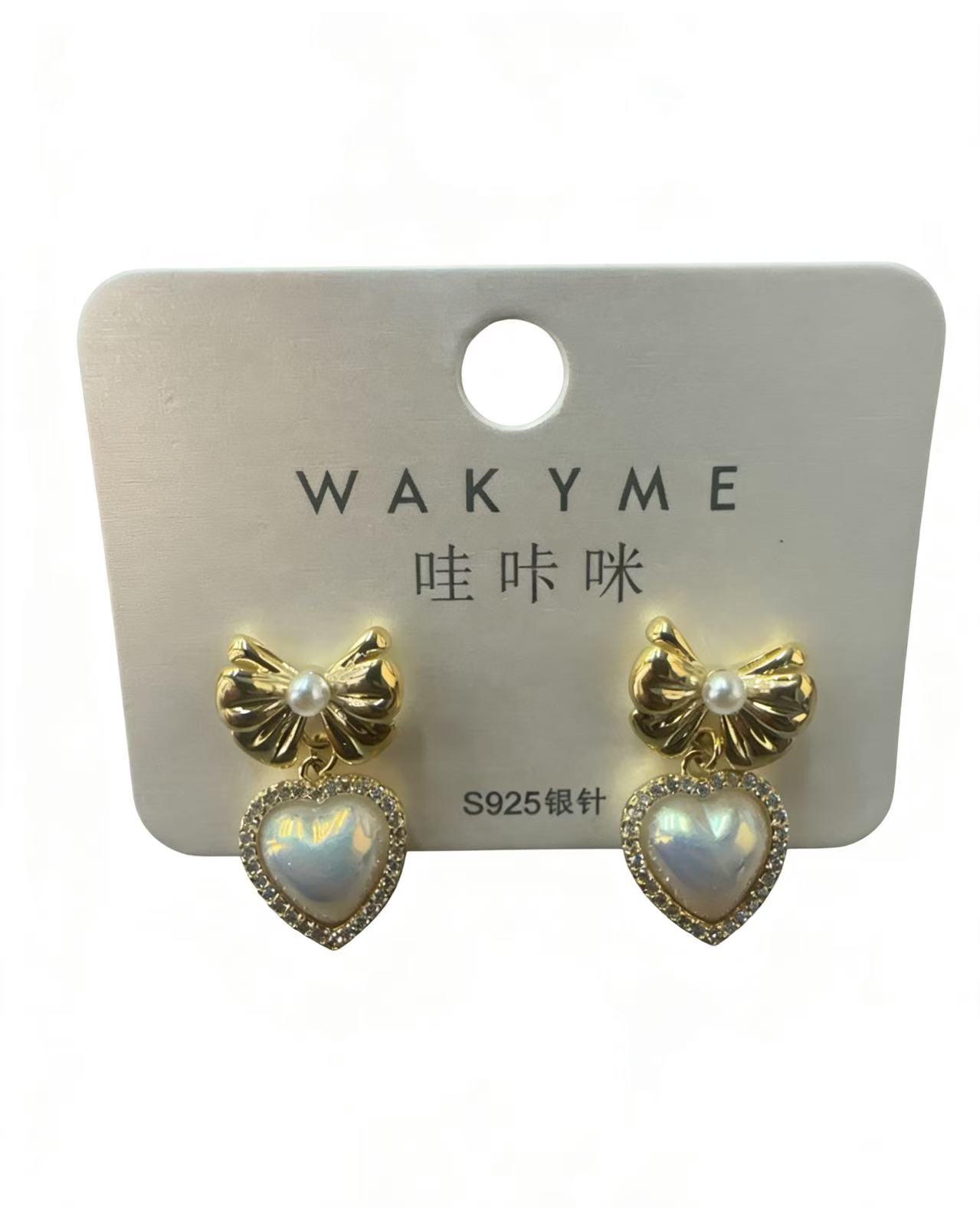 WAKYME心形珍珠耳钉，金色蝴蝶结点缀，S925银针，精致浪漫，时尚百搭。