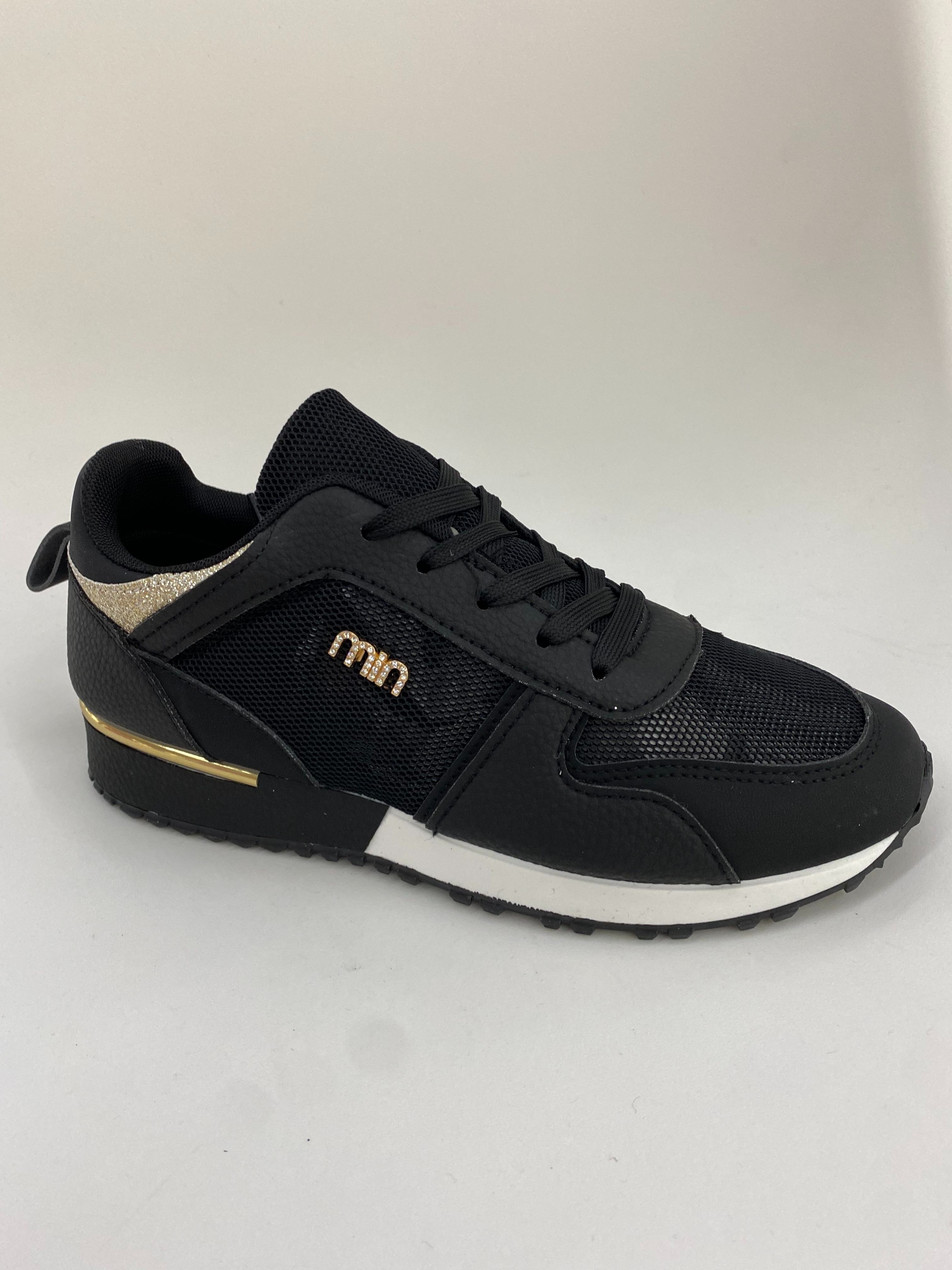 The mesh fabric of summer casual sports shoes is breathable, comfortable, lightweight and anti-slip Application Scenario
