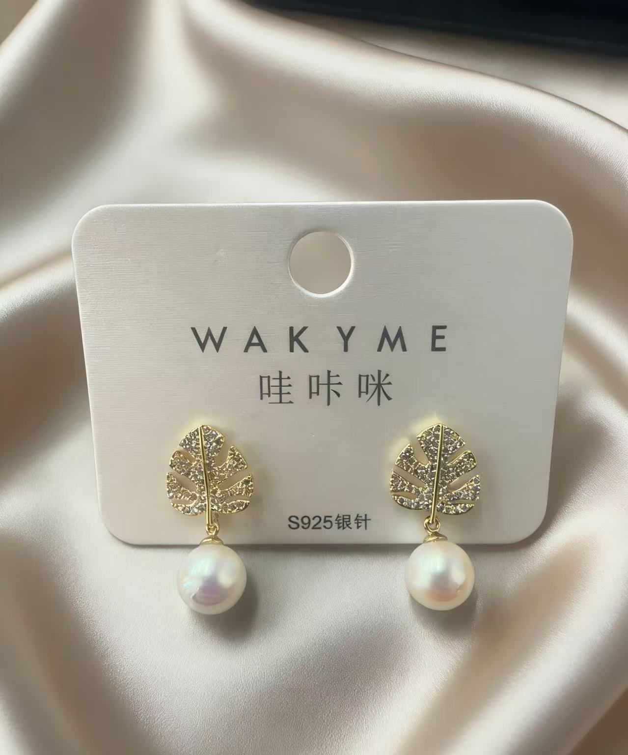 WAKYME珍珠叶形耳环，S925银针，优雅时尚，点亮你的精致时刻。