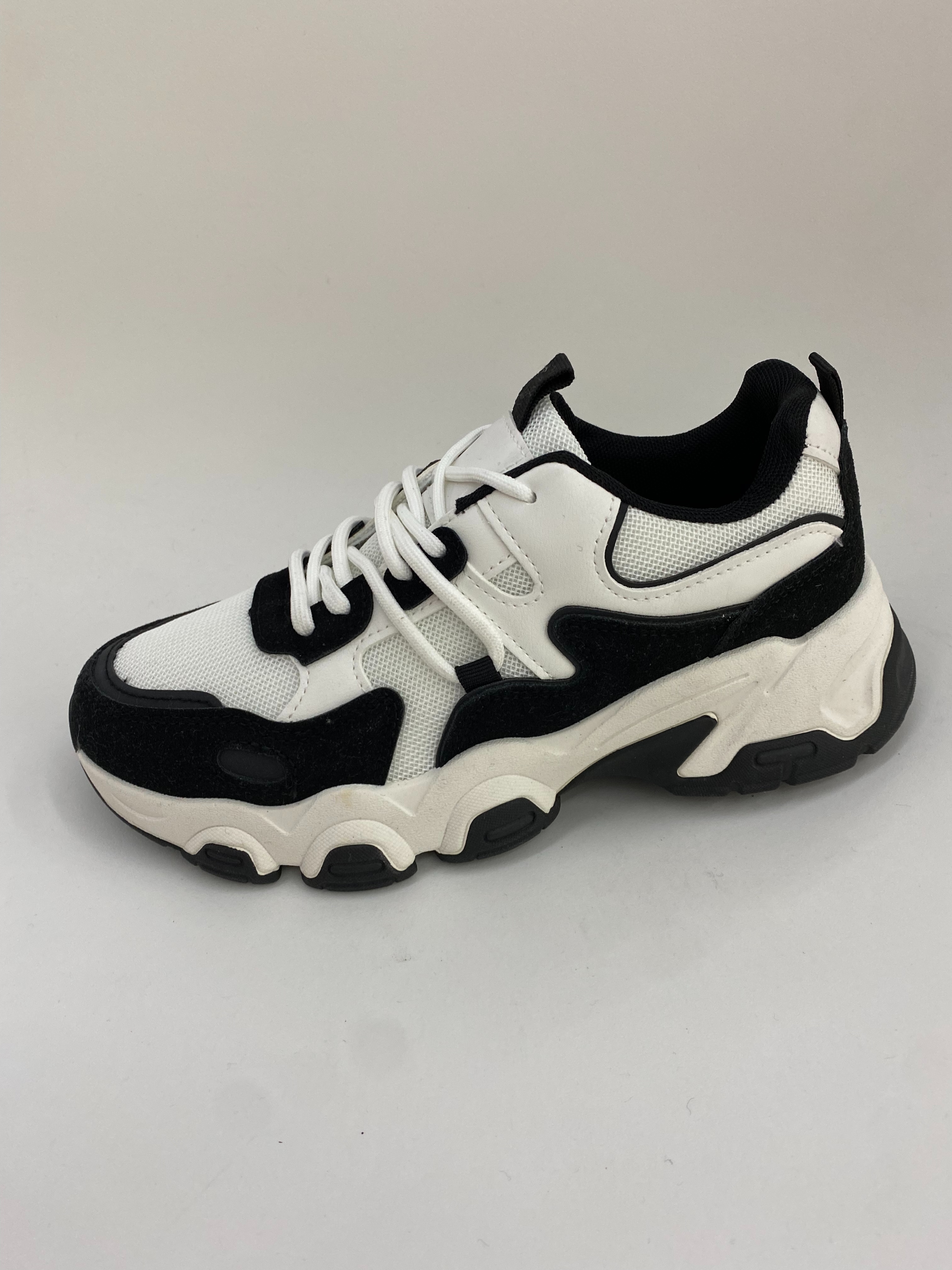 White and grey thick-soled sports shoes for summer casual wear details Picture
