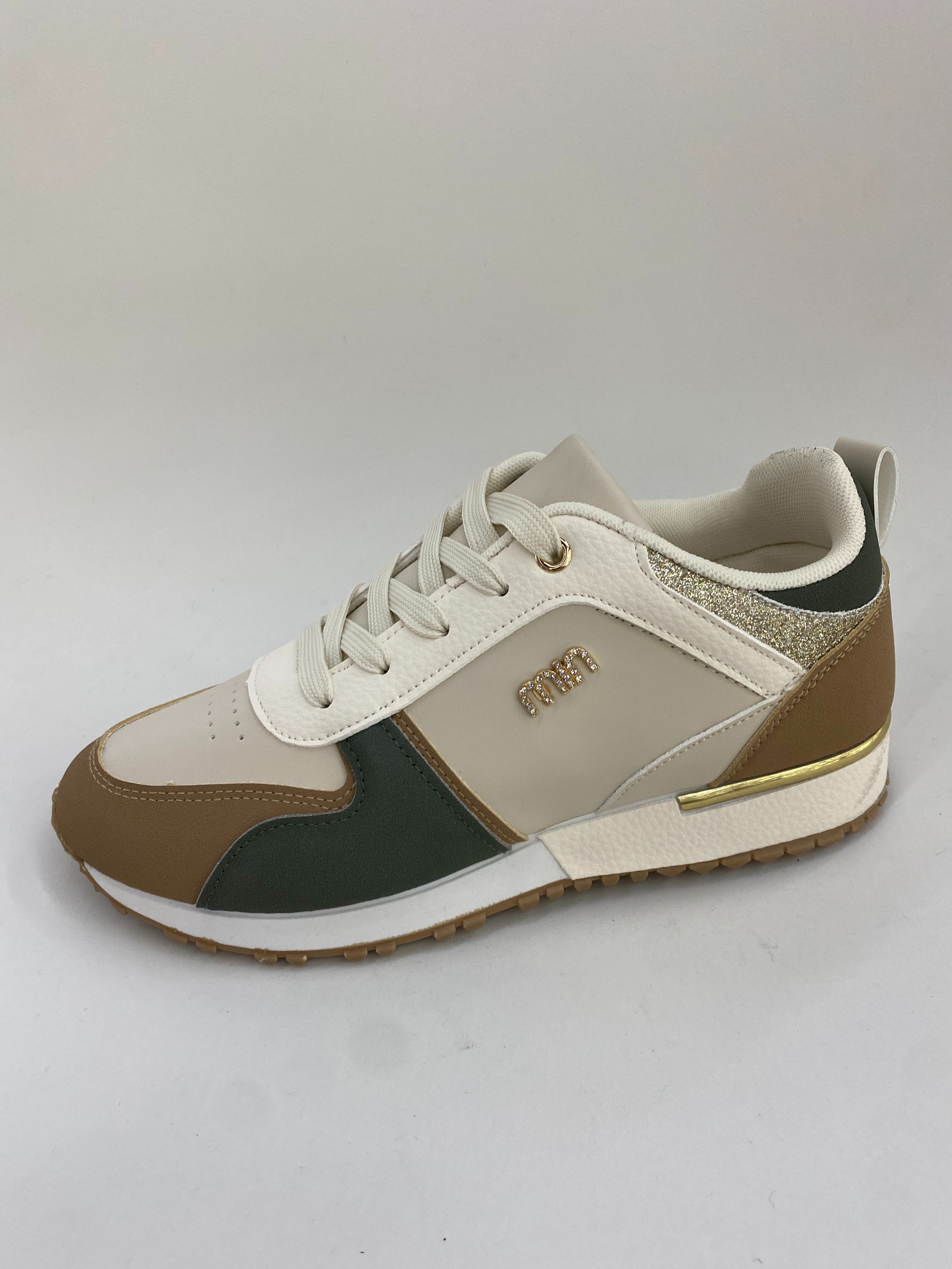 The mesh fabric of summer casual sports shoes is breathable, comfortable, lightweight and anti-slip full figure