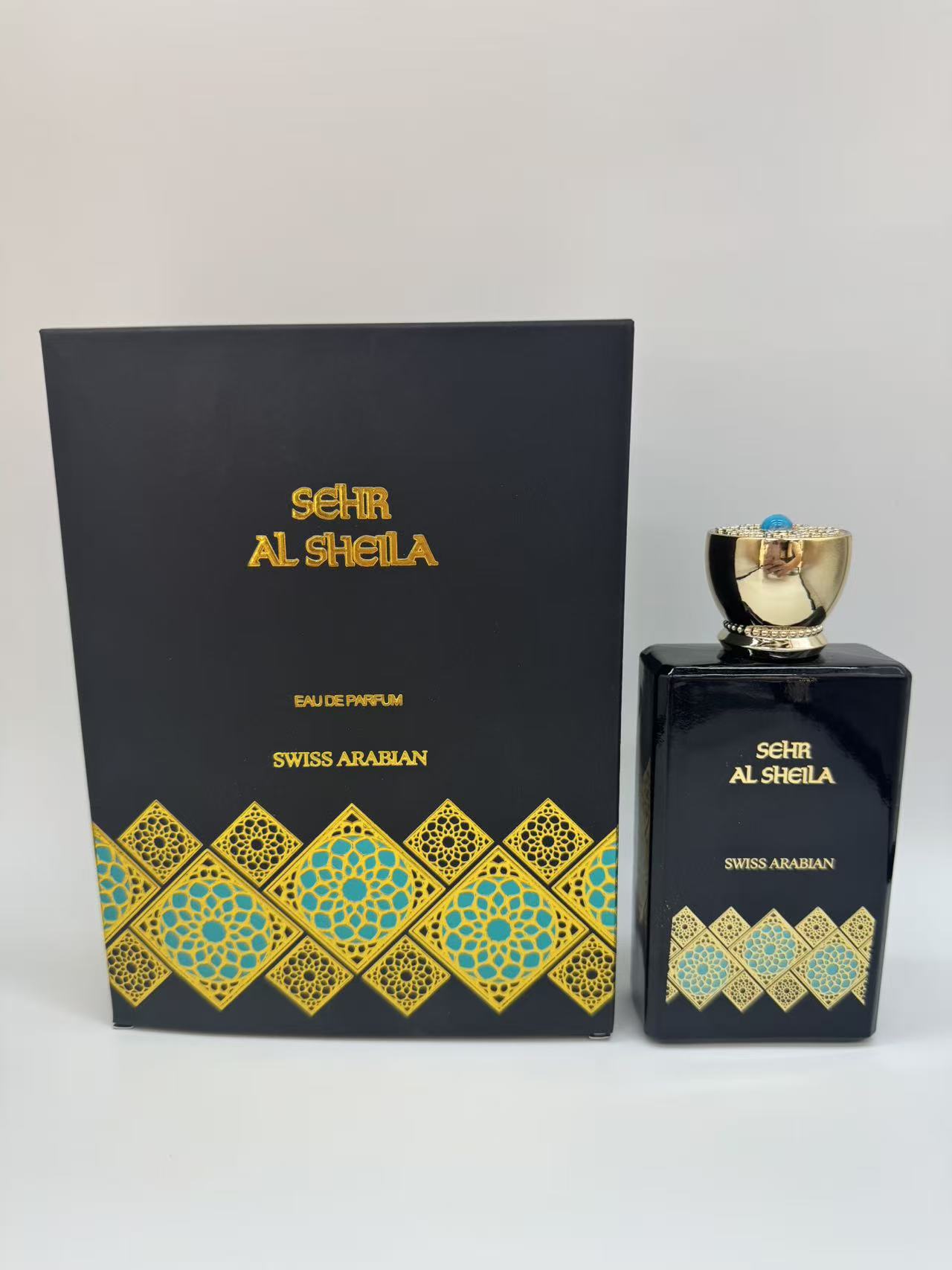 Swiss Arabian推出Sehr Al Sheila香水，黑金配色尽显奢华，阿拉伯风情设计引人注目。