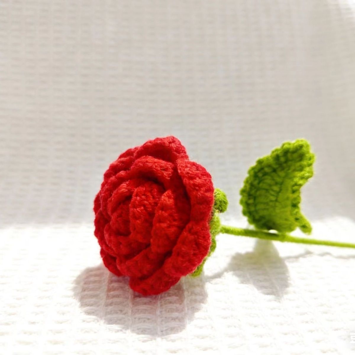 A romantic and creative gift bouquet of hand-crocheted red roses that never wither Item Picture