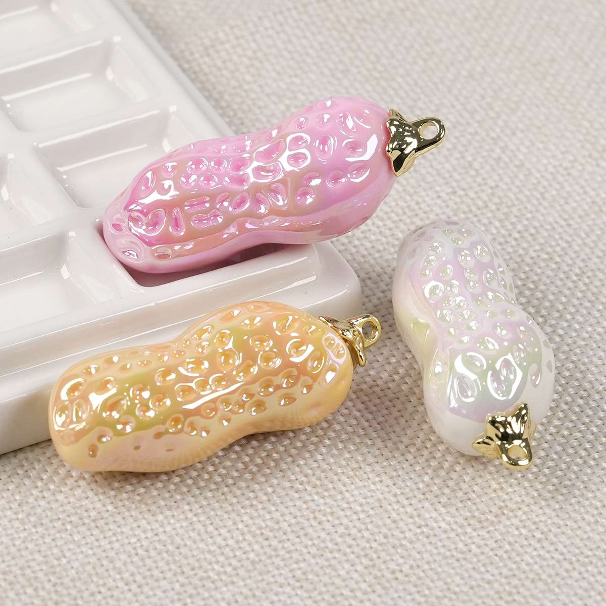 亚克力花生挂件白底实物图