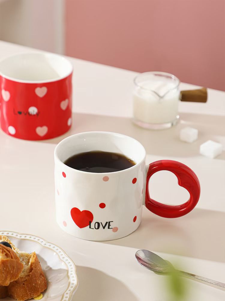Summer couple's cute mugs, World Cup coffee cups, daily necessities cups, new ceramic heart-shaped mugs, one cup one color box, a great choice for souvenirs Item Picture