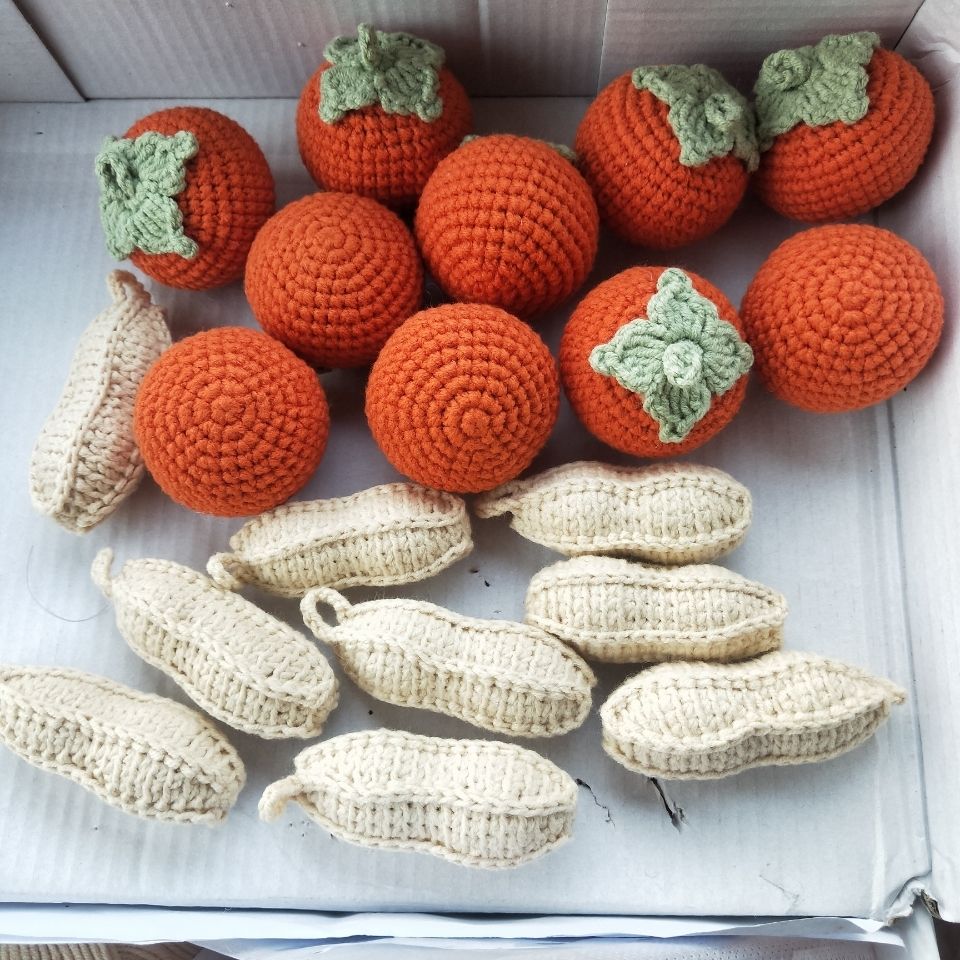 This handcrafted persimmon and peanut decorative item is a creative weaving pendant. It's a gift for moving into a new home and wedding. It's a realistic persimmon and peanut home decoration and a best-selling gift for festivals Application Scenario