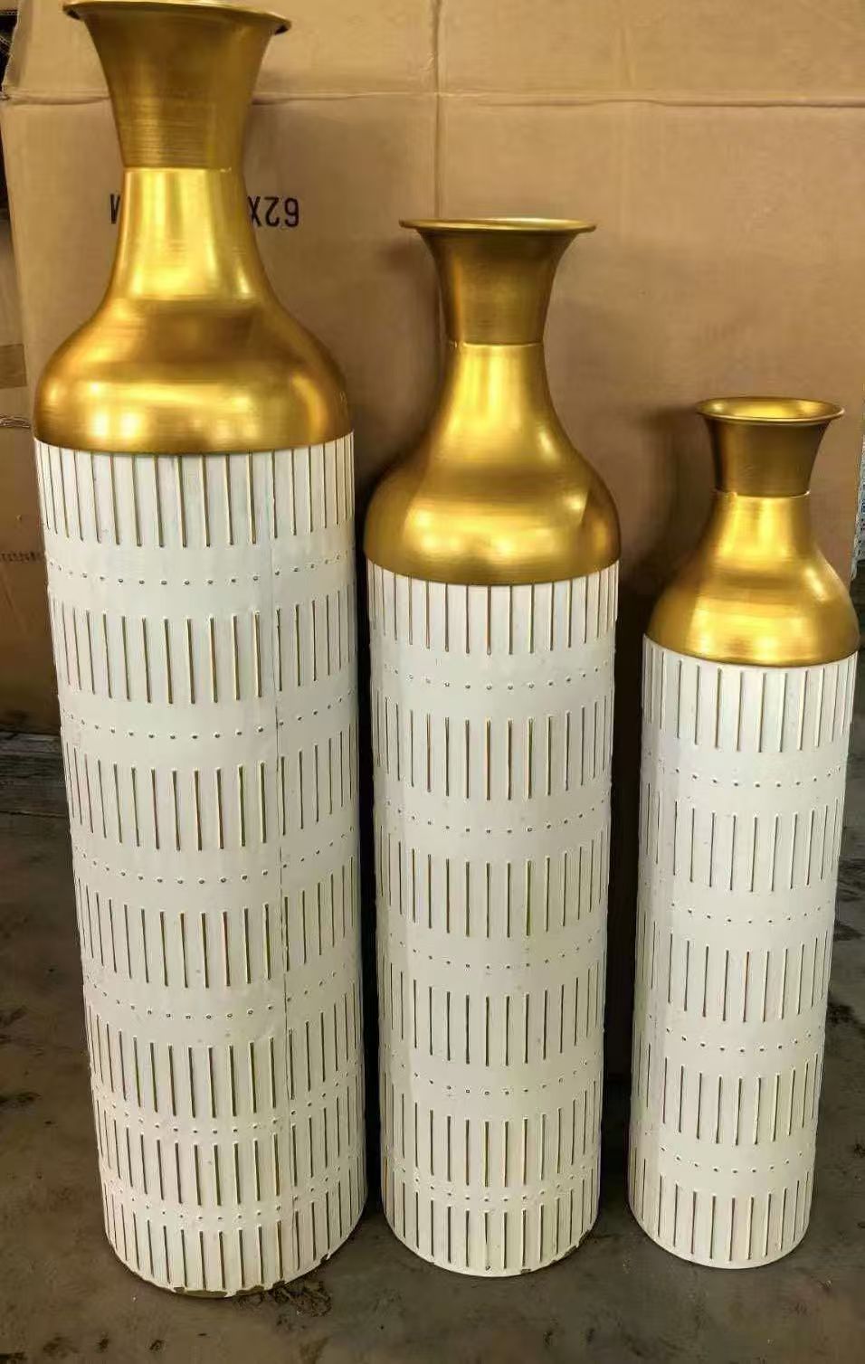 金色与白色相间素胚铁艺花瓶