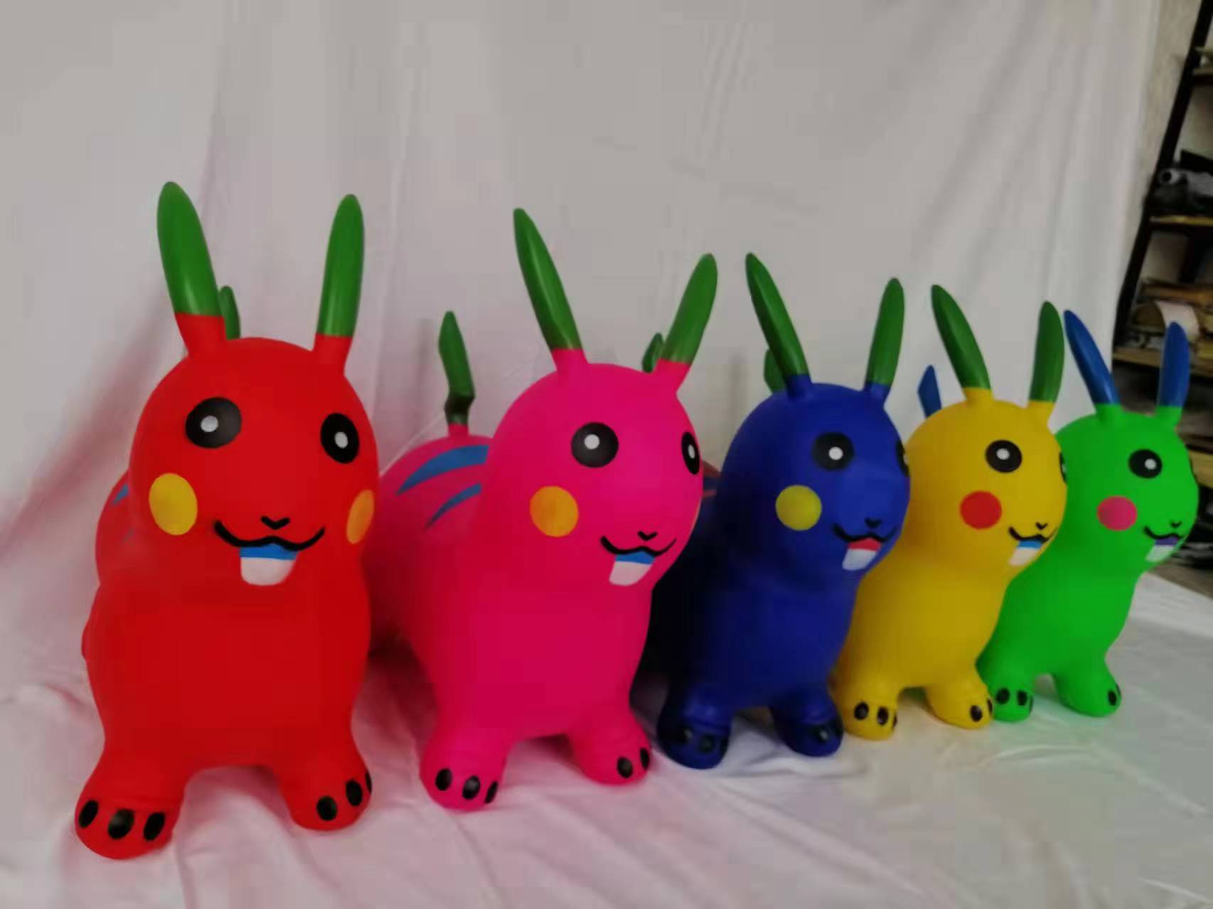 发光充气球/滑梯/拉线气球带轮子/发光球灯/带灯铝箔气球白底实物图