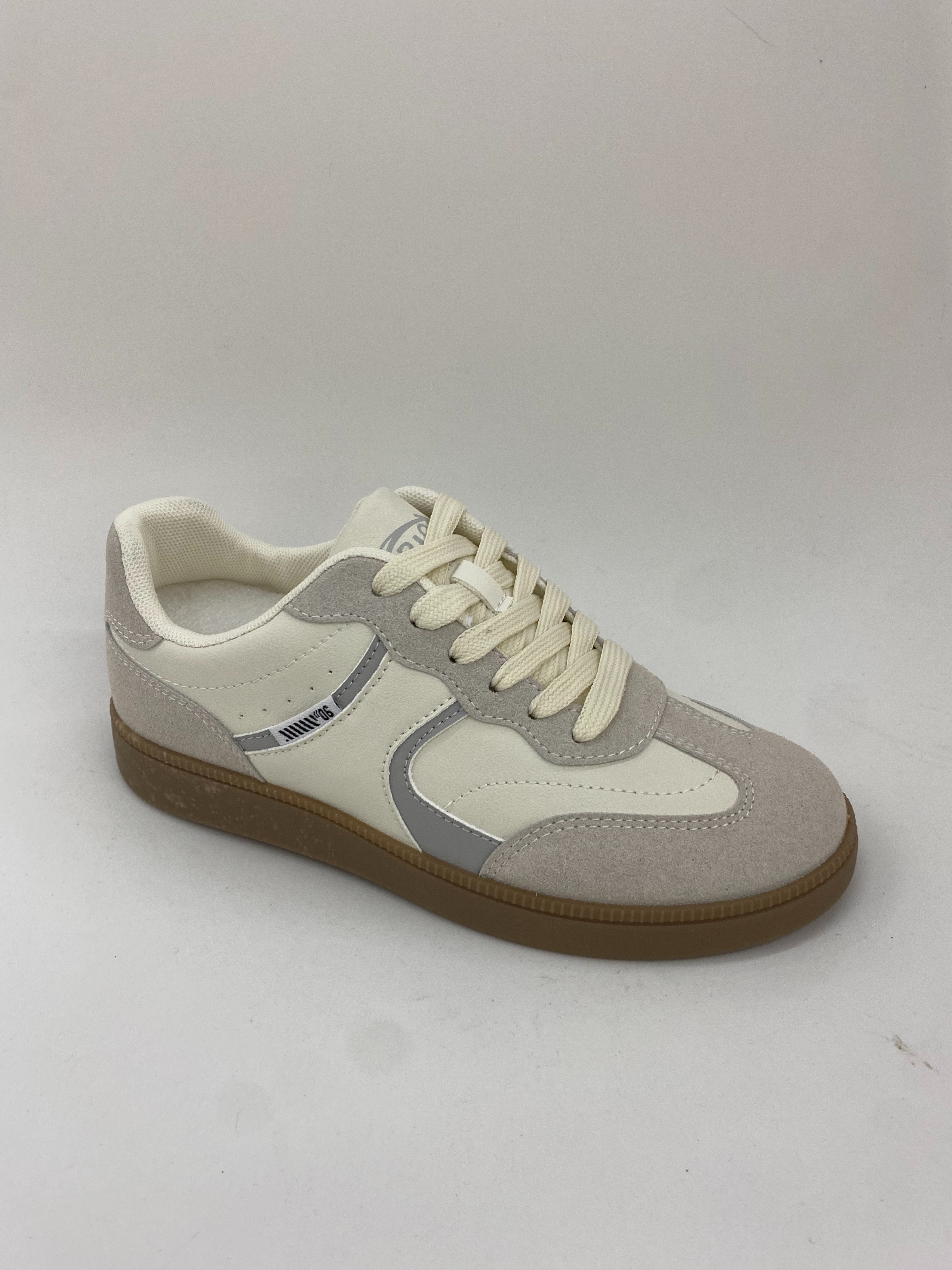 Running shoes are breathable, comfortable, anti-slip, lightweight and portable. They are fashionable and versatile women's shoes full figure