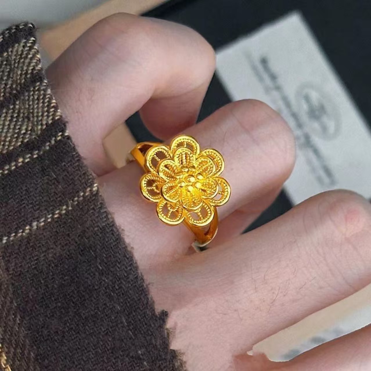 Live-streaming supply ring: Golden prosperity and blooming flower hollowed-out ring, fashionable and elegant wedding ring with adjustable opening, gift Application Scenario