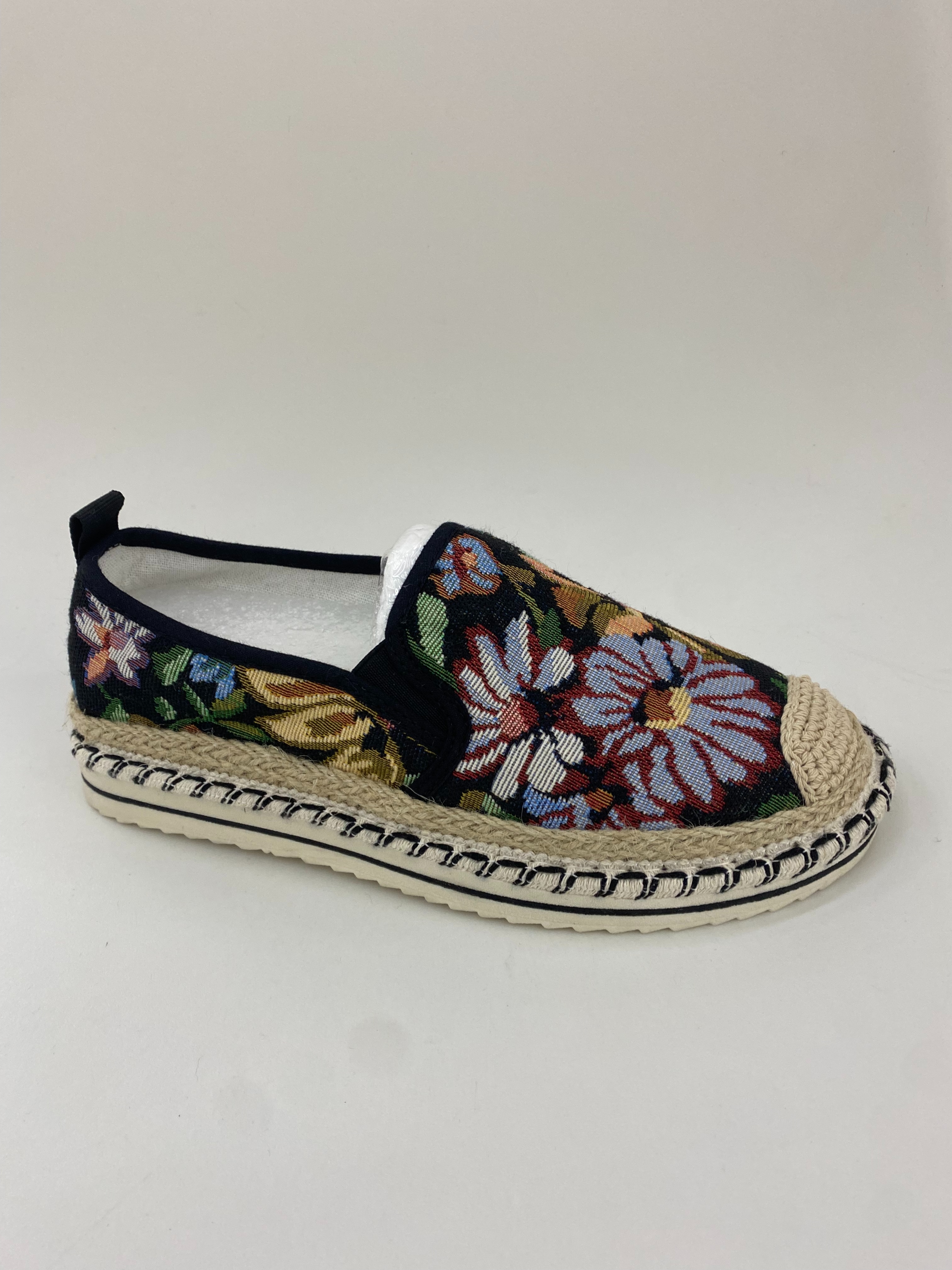 Flat shoes, old Beijing's thousand-layer soled pure handcrafted cloth shoes for women in spring and autumn full figure