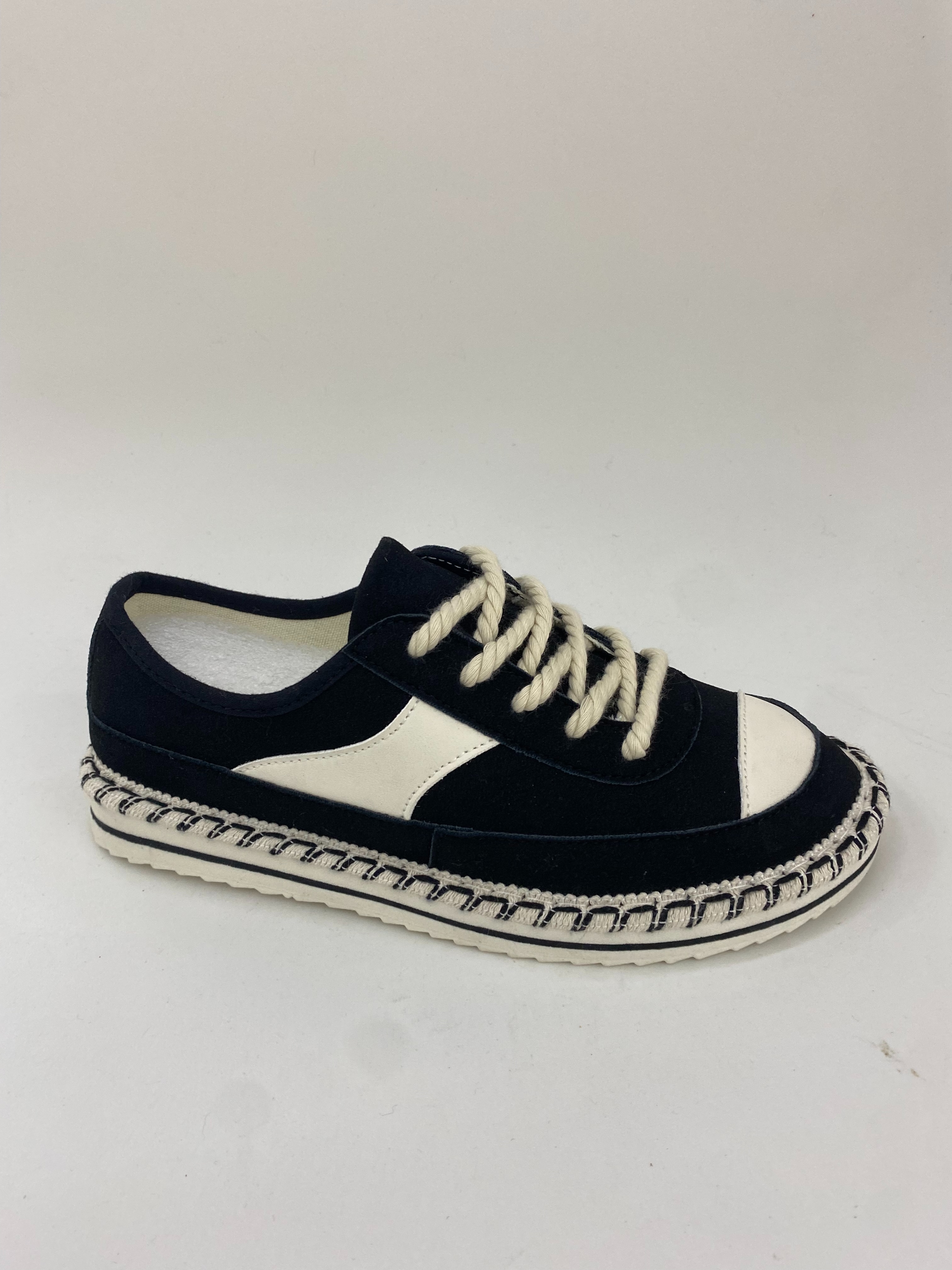 Black sports shoes for women in summer are casual, comfortable, breathable and anti-slip full figure