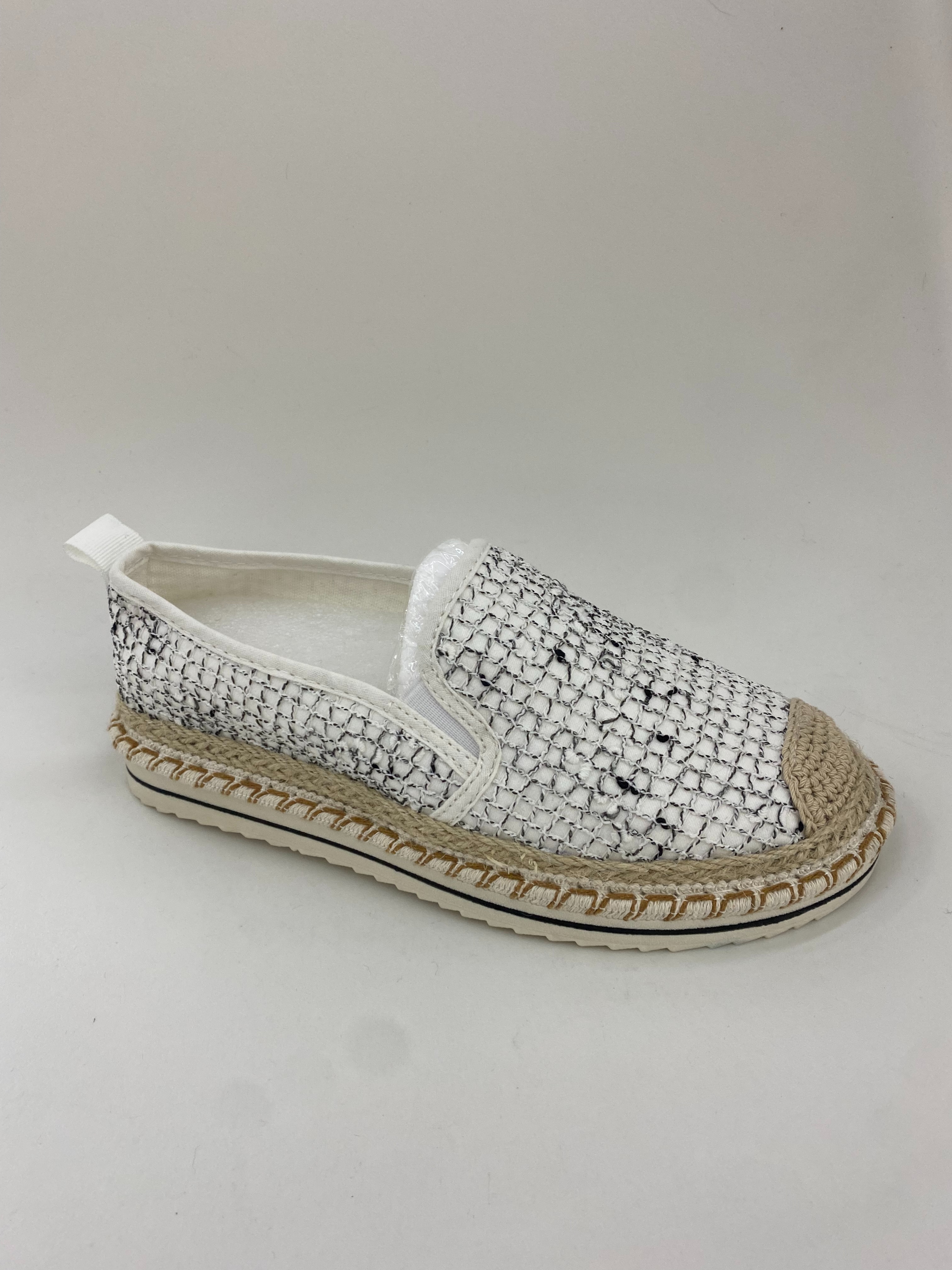 McQueen's women's single shoes are white thick-soled casual sneakers with woven texture full figure