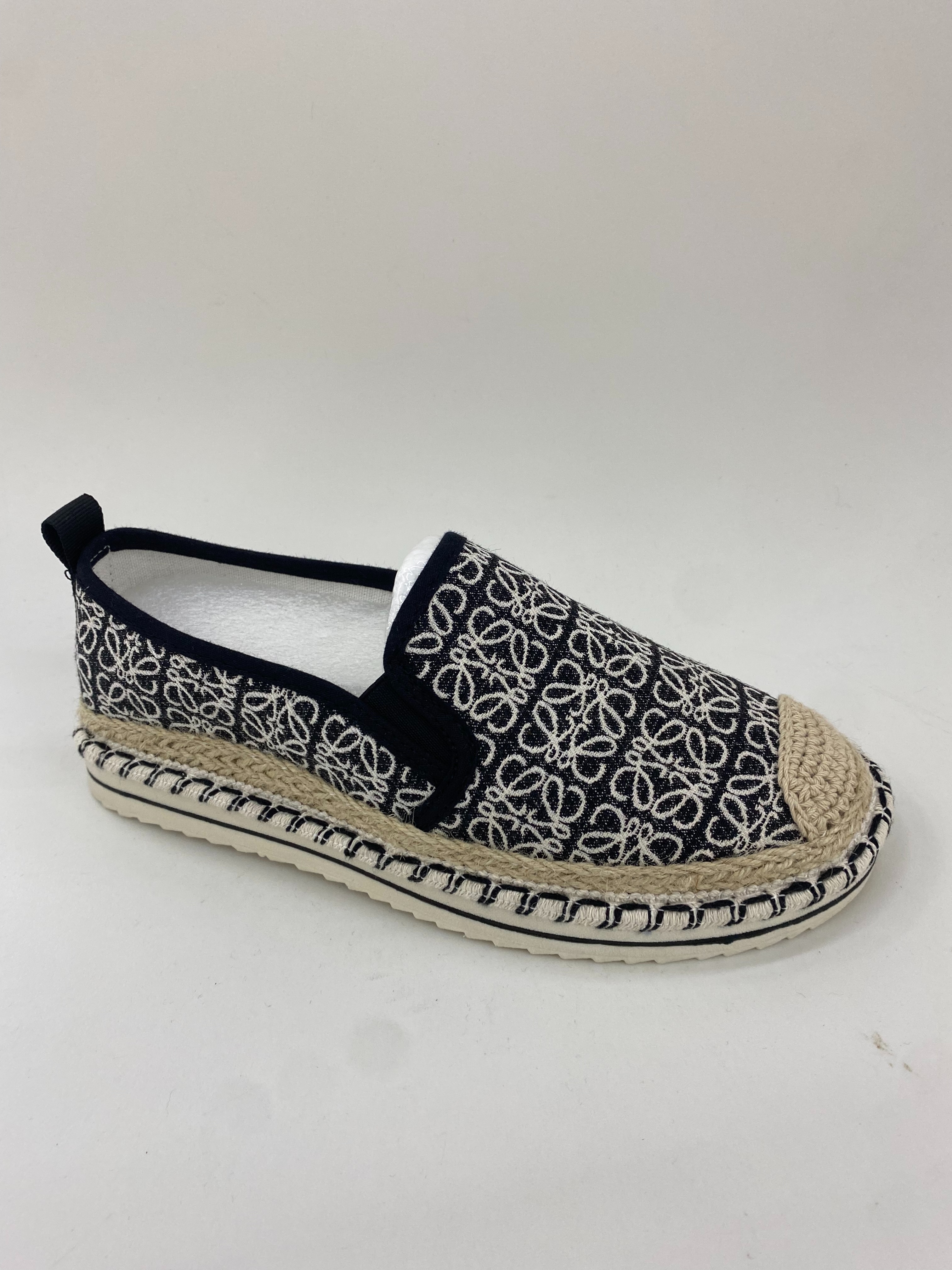 Black woven shoes are fashionable and versatile summer shopping shoes for casual women full figure