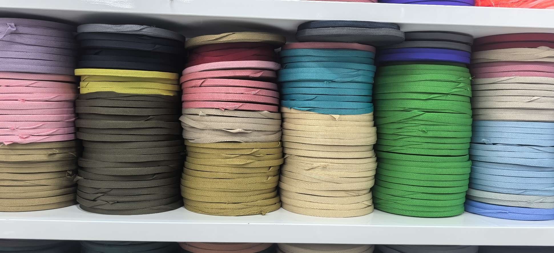 Fine line herringbone, back collar hemming, and can be used as clothing accessories