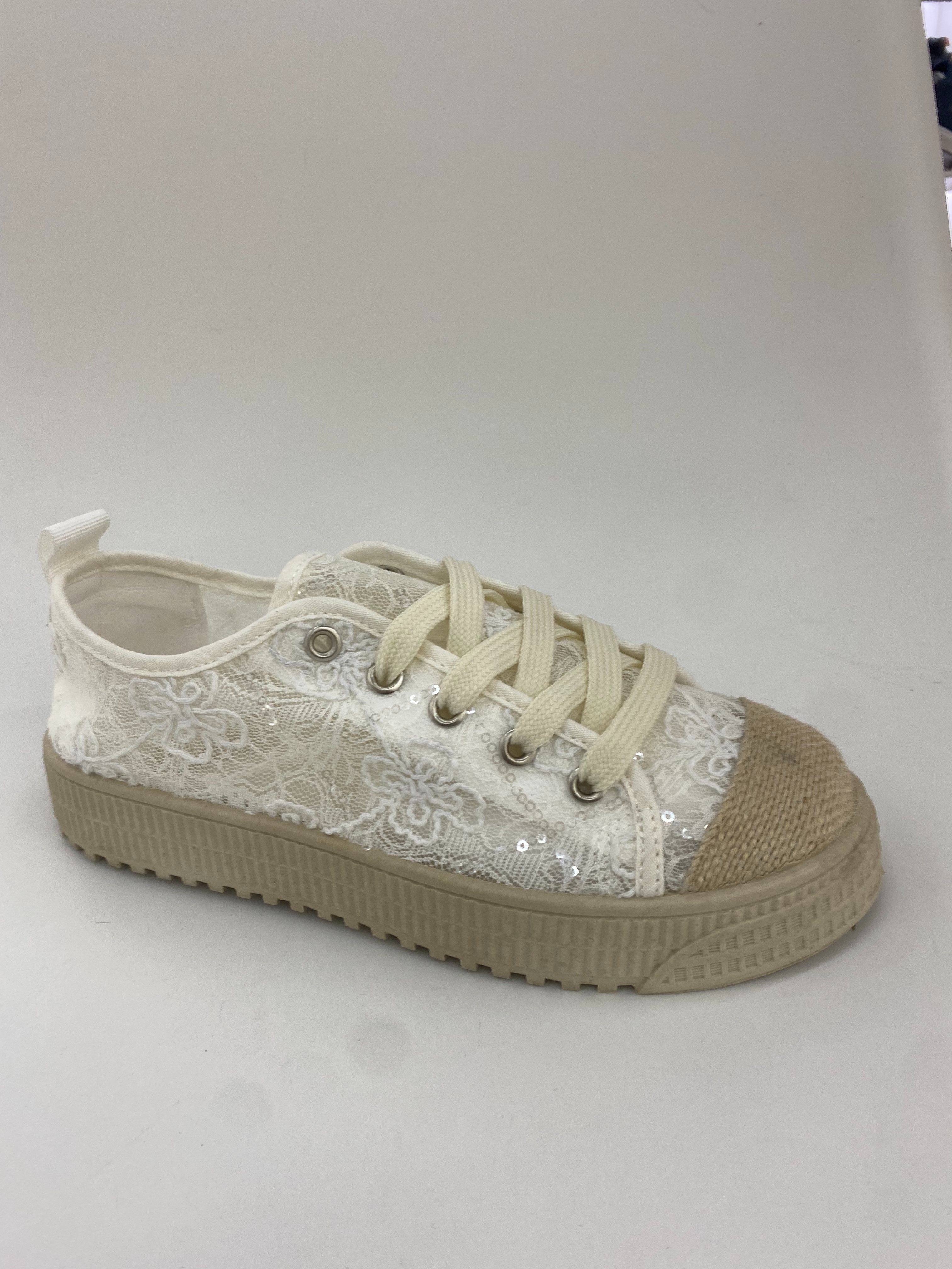 White lace-decorated Dexun shoes for girls 2026 Korean version dad shoes and campus shoes full figure