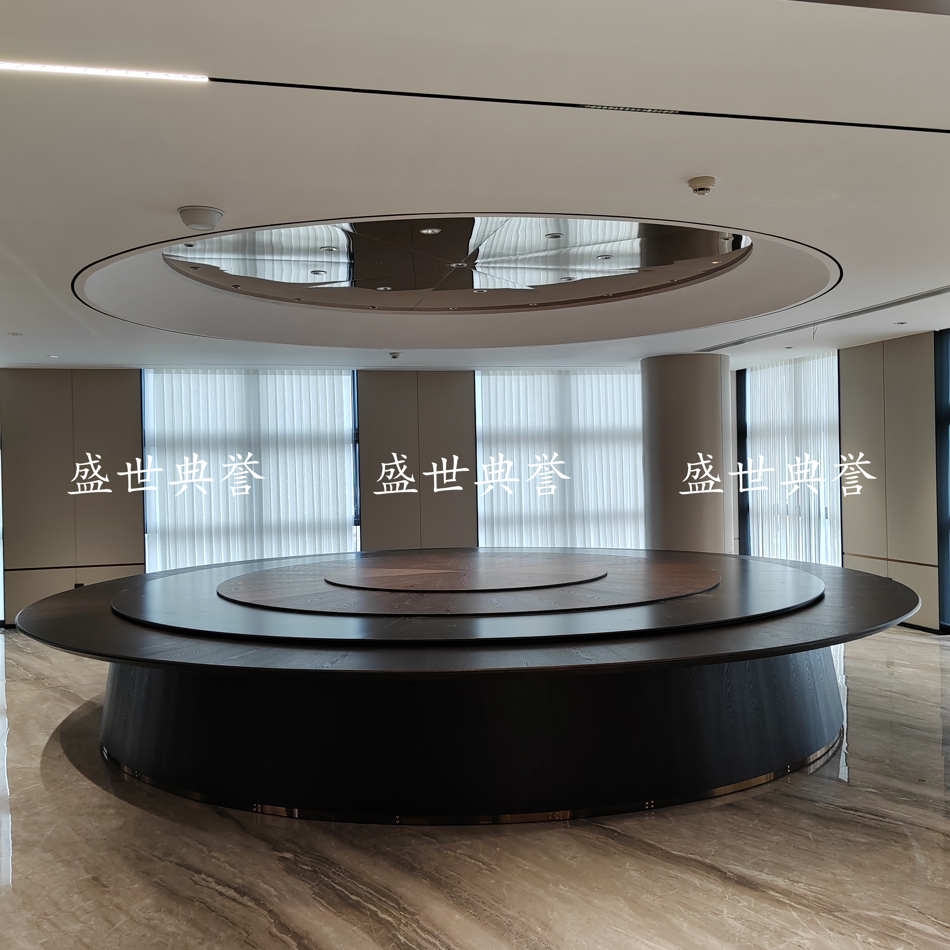 Solid wood electric dining tables and chairs for Changzhi International Conference Center, 30-person round tables for hotels, and electric turntable tables for restaurants