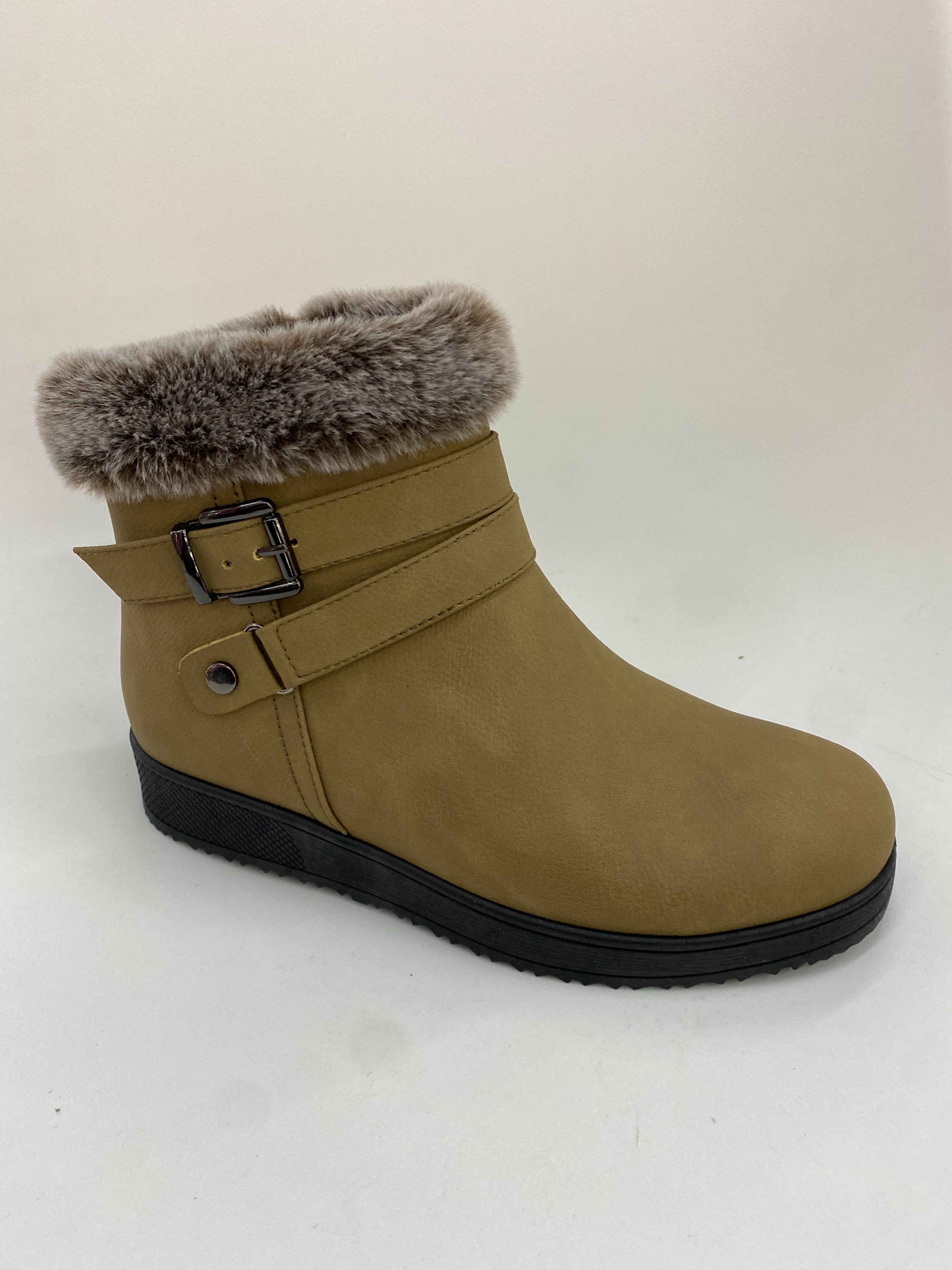 The thick and warm winter boots for women in short boots are casual and versatile, making their legs look longer full figure