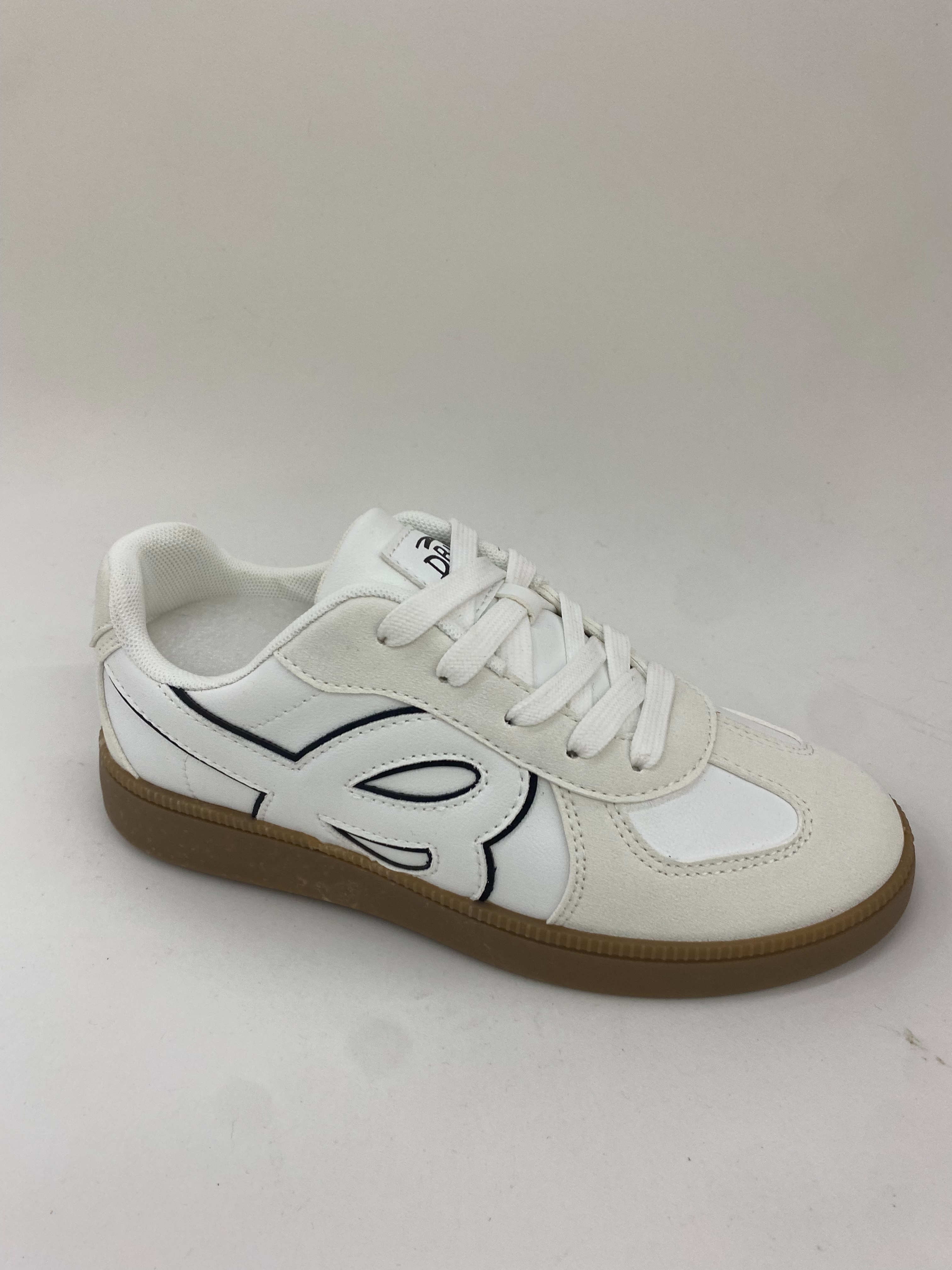 White sports shoes are casual, comfortable and versatile women's summer shoes full figure