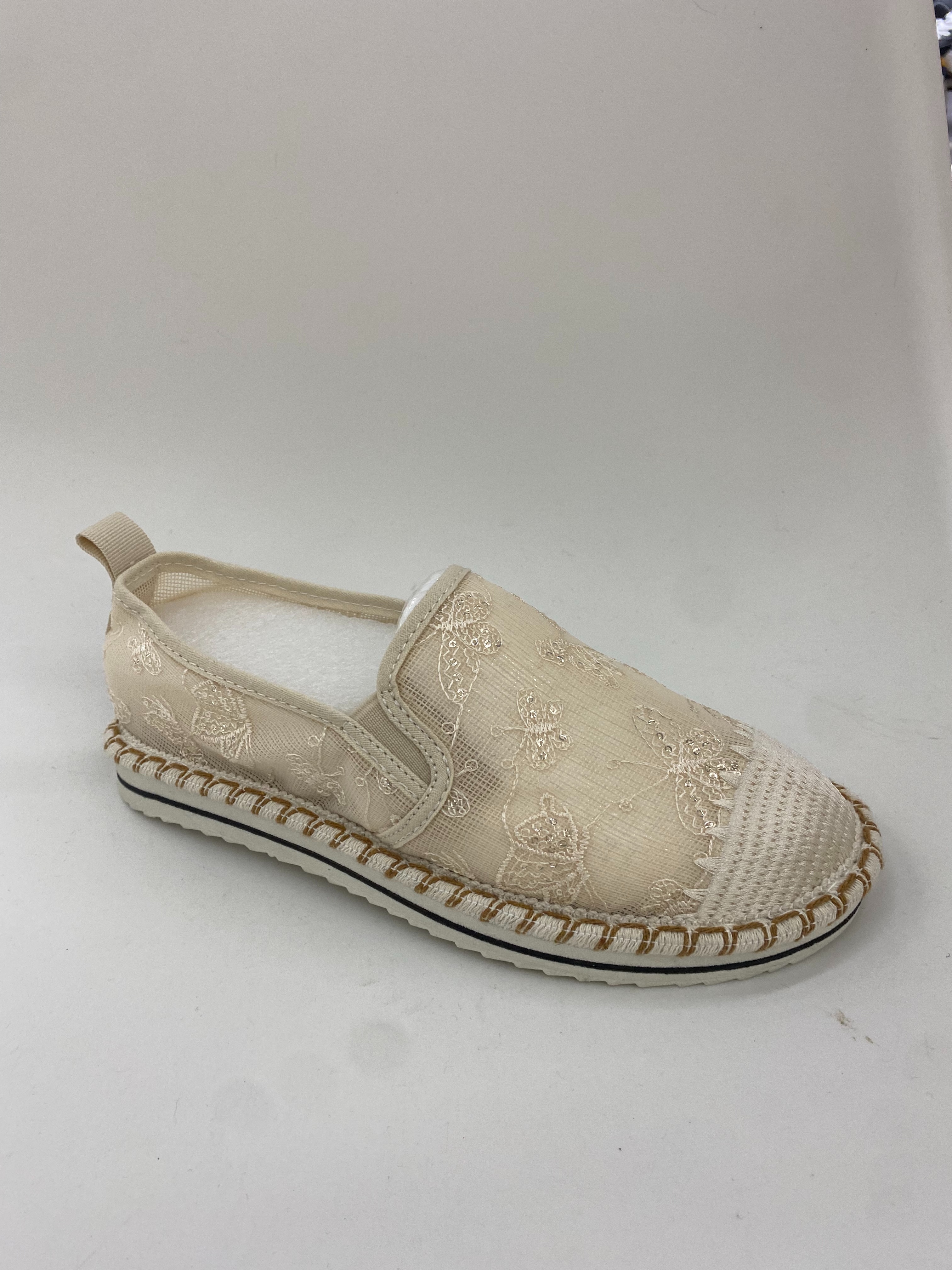 Beige lace embroidered flat shoes are versatile and comfortable women's shoes full figure