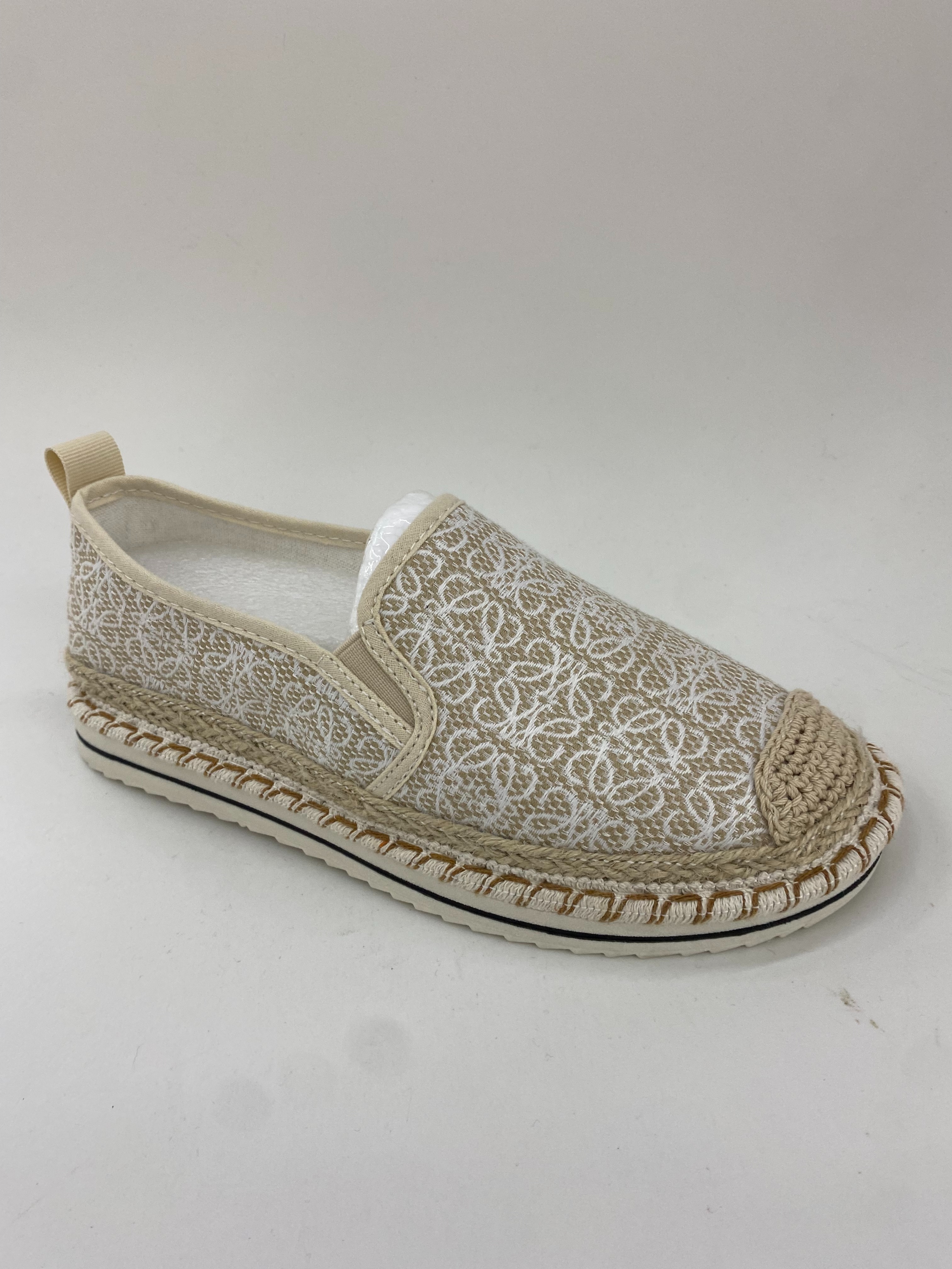 Beige lace woven shoes are fashionable and versatile summer shoes for casual women full figure