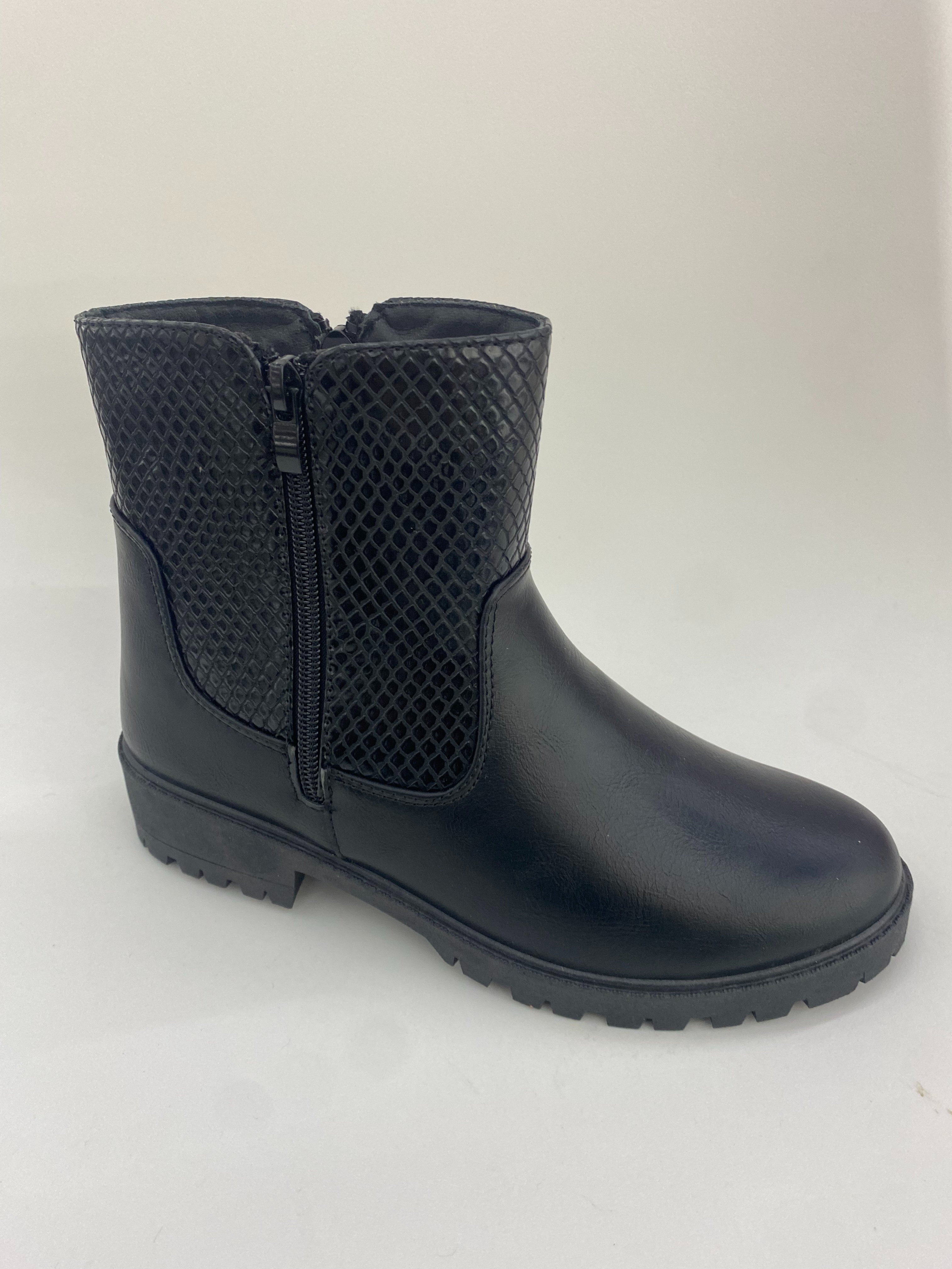 Black design women's shoes and boots are versatile and slimming full figure