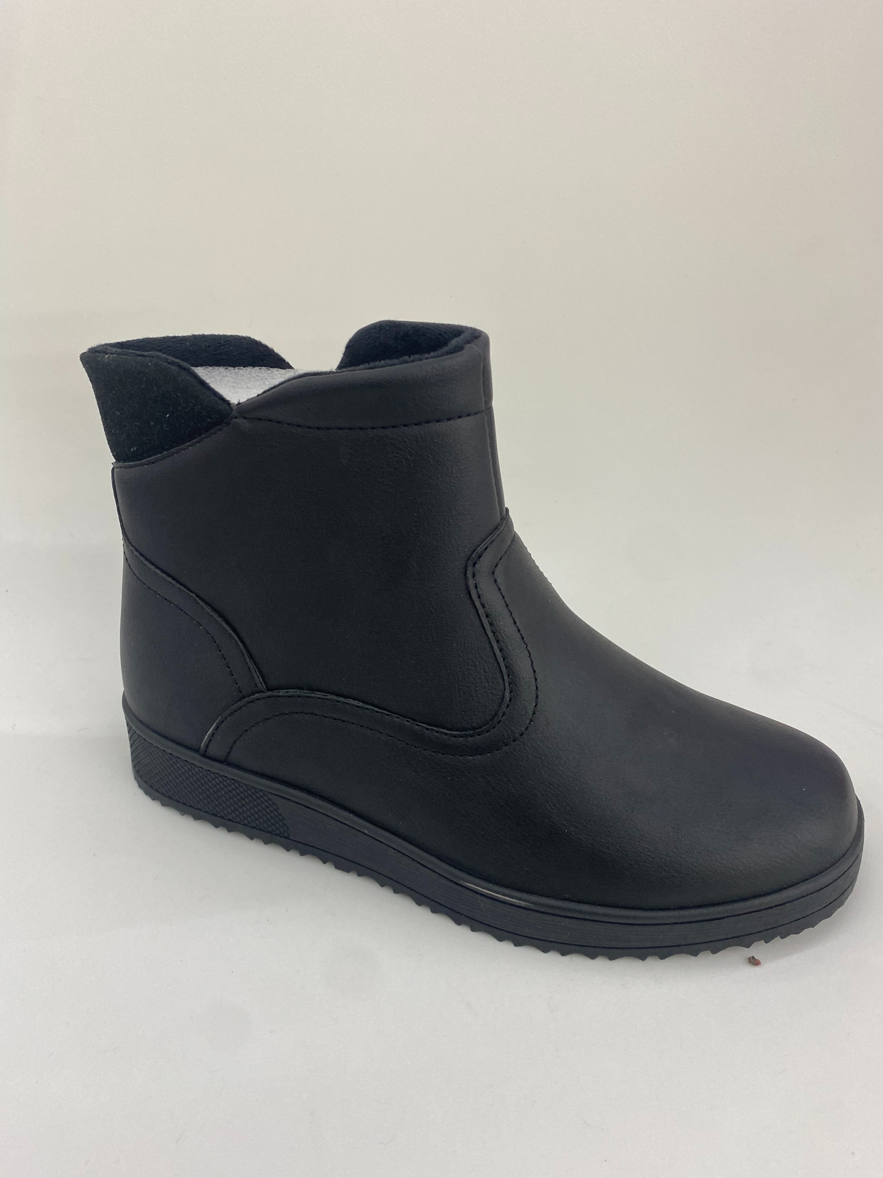 The black design women's mid-waist knitted boots are slimming and form-fitting full figure