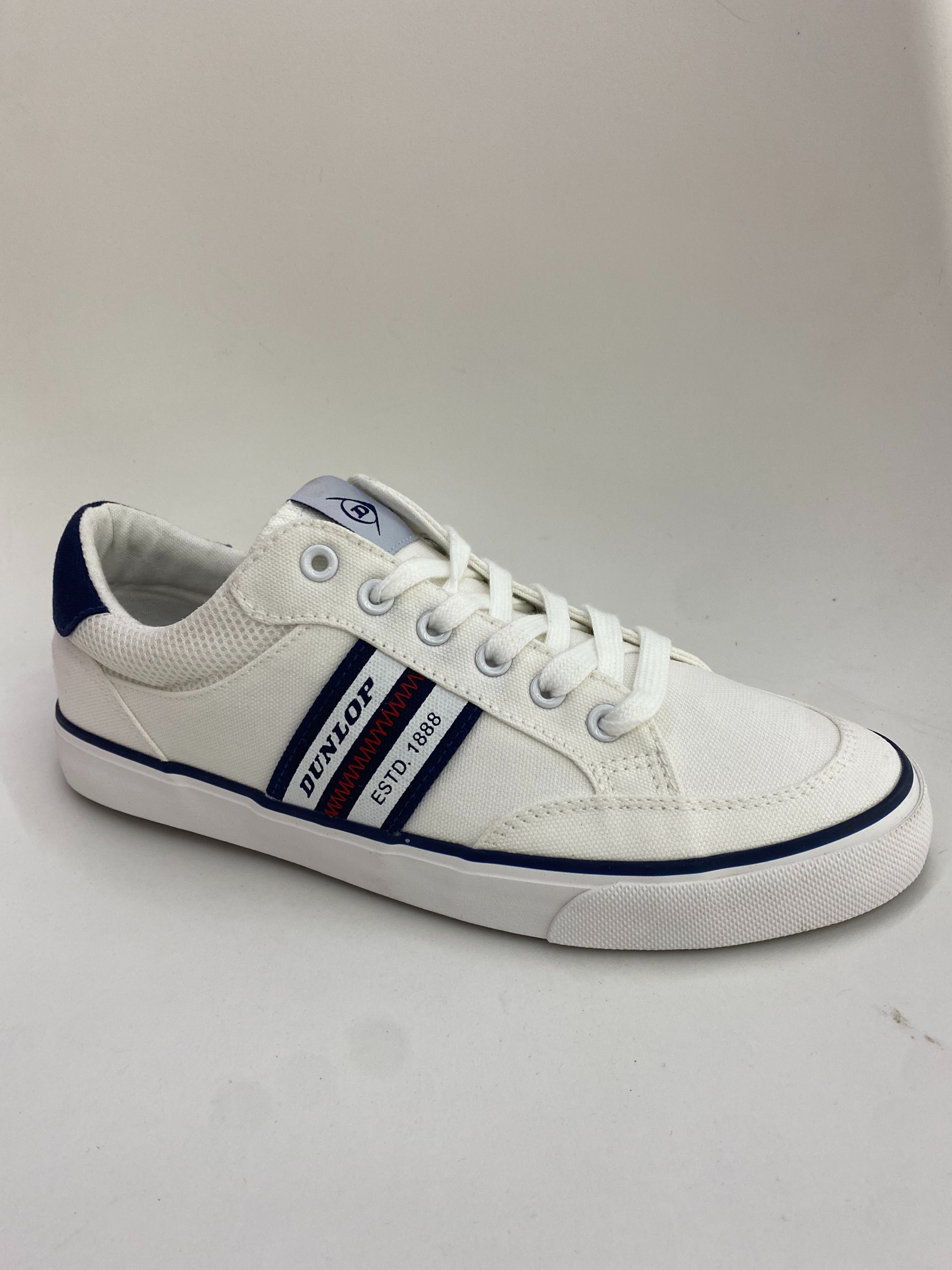 White Dexun men's canvas shoes are casual, versatile, breathable, comfortable and durable for men full figure